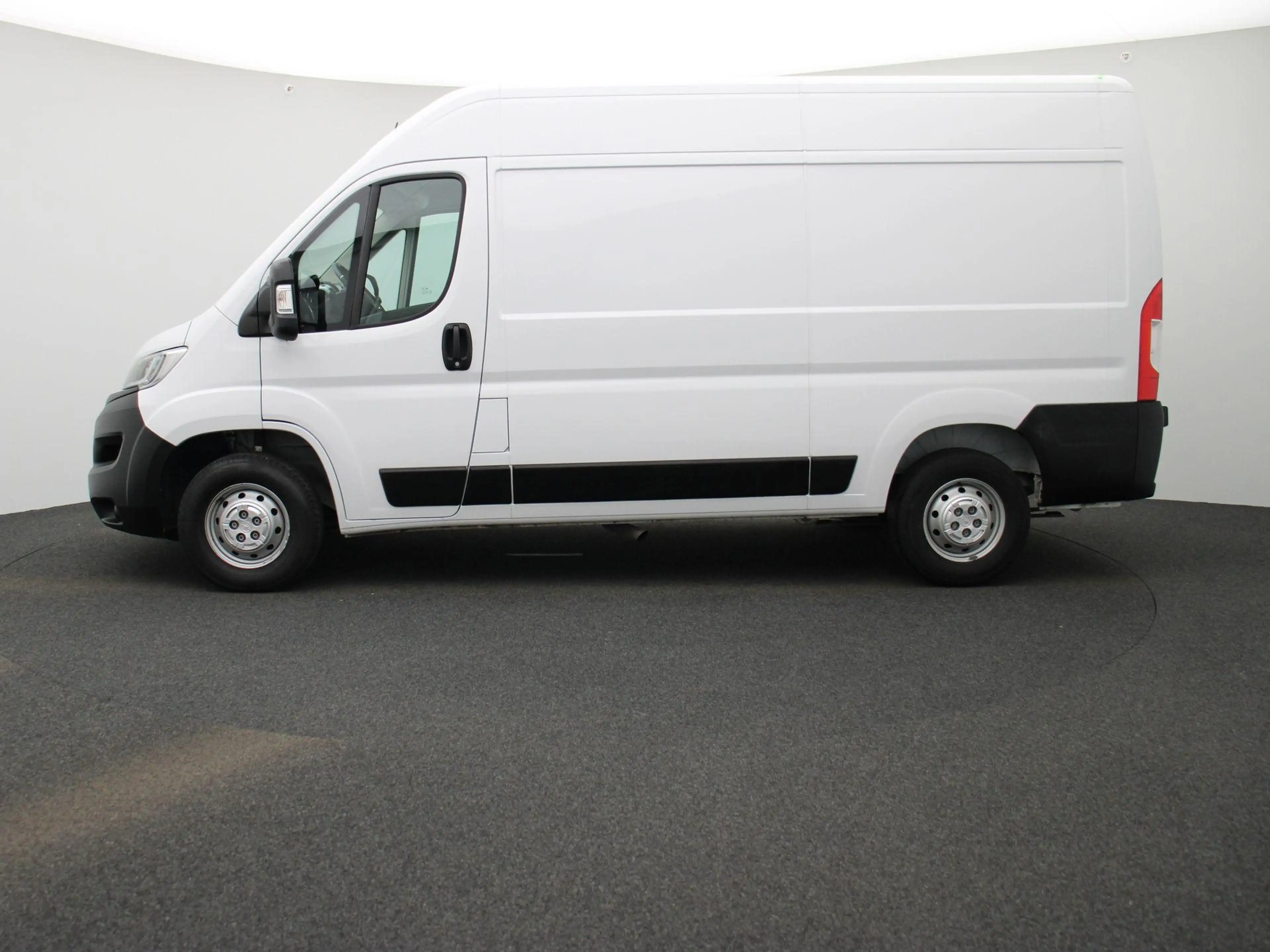 Opel Movano 3500 2.2 L Turbo D 103kW L2H2 Light — photo 4