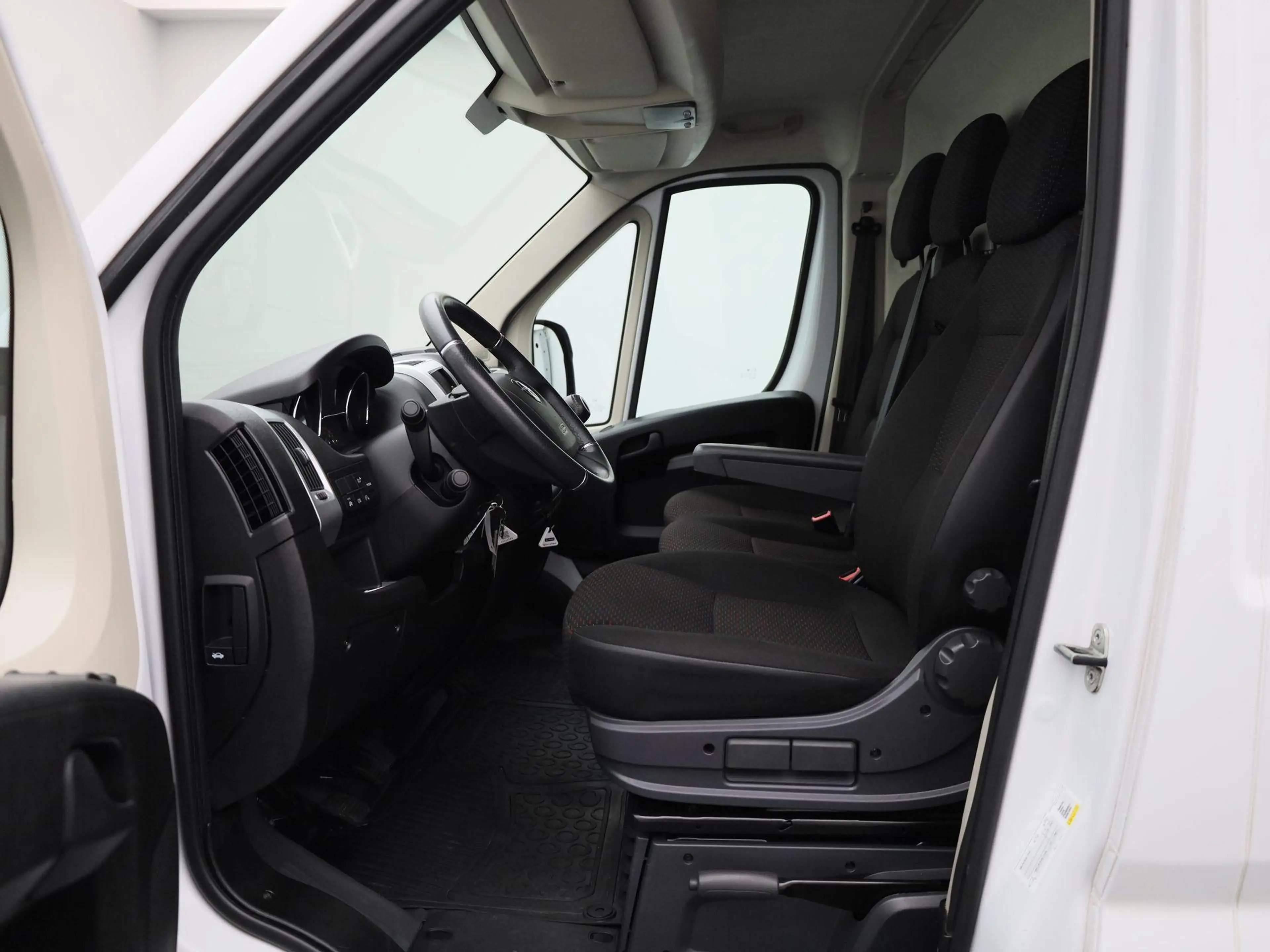 Opel Movano 3500 2.2 L Turbo D 103kW L2H2 Light — photo 11
