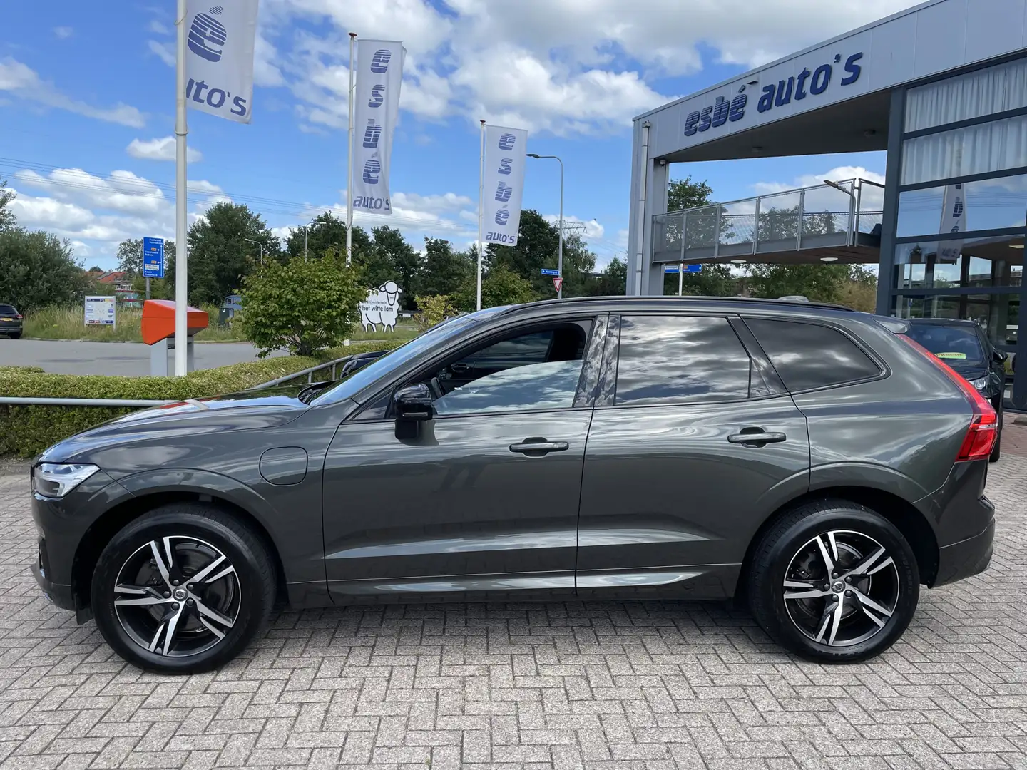 Volvo XC60 2.0 T6 Plug-in hybrid 340 pk AWD R-Design Trekhaak Gris - 2