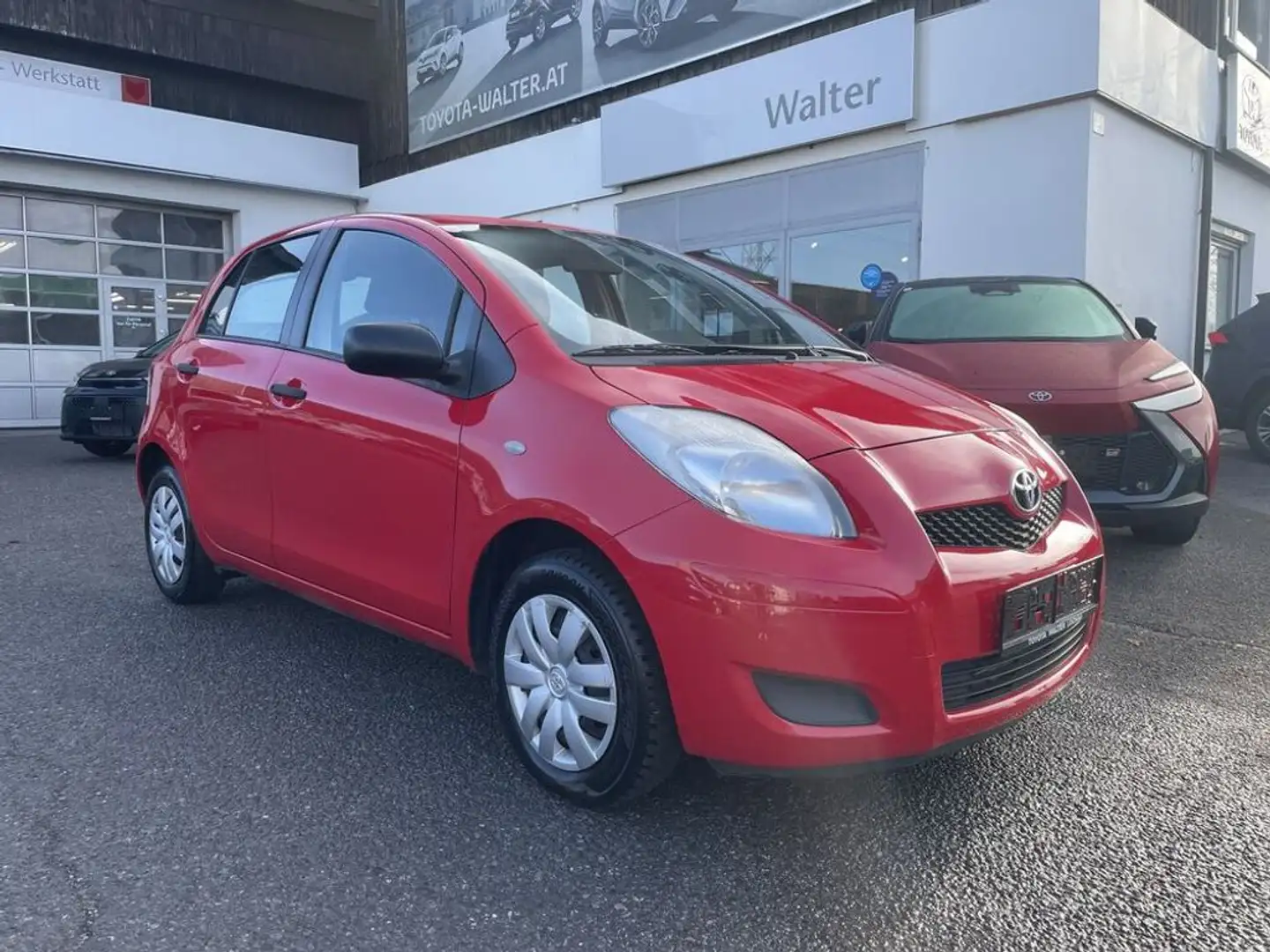 Toyota Yaris 1,0 VVT-i Young Rot - 1