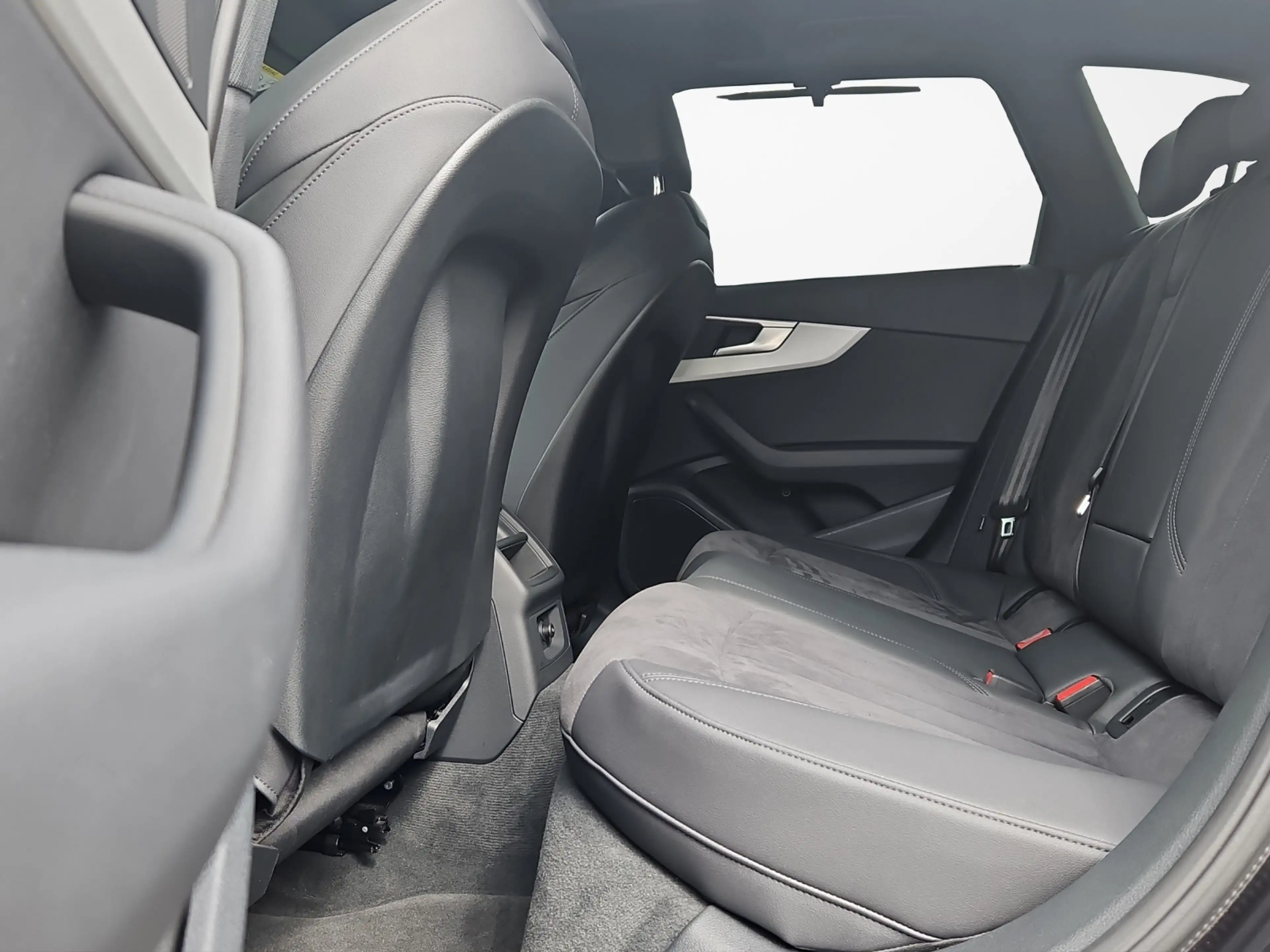 Audi A4 allroad 40 TDI S tronic quattro NaviPlus Matrix AHK Pan... — photo 11