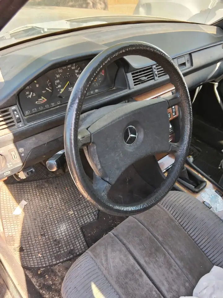 Mercedes-Benz E 200 (124), foto 3