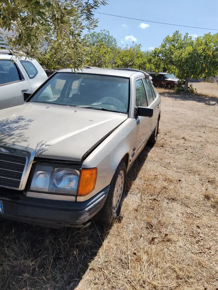Mercedes-Benz E 200 (124), foto 2