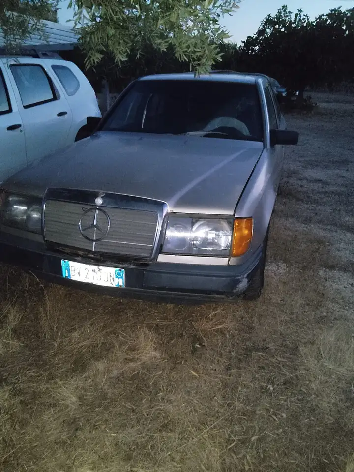 Mercedes-Benz E 200 (124), foto 1