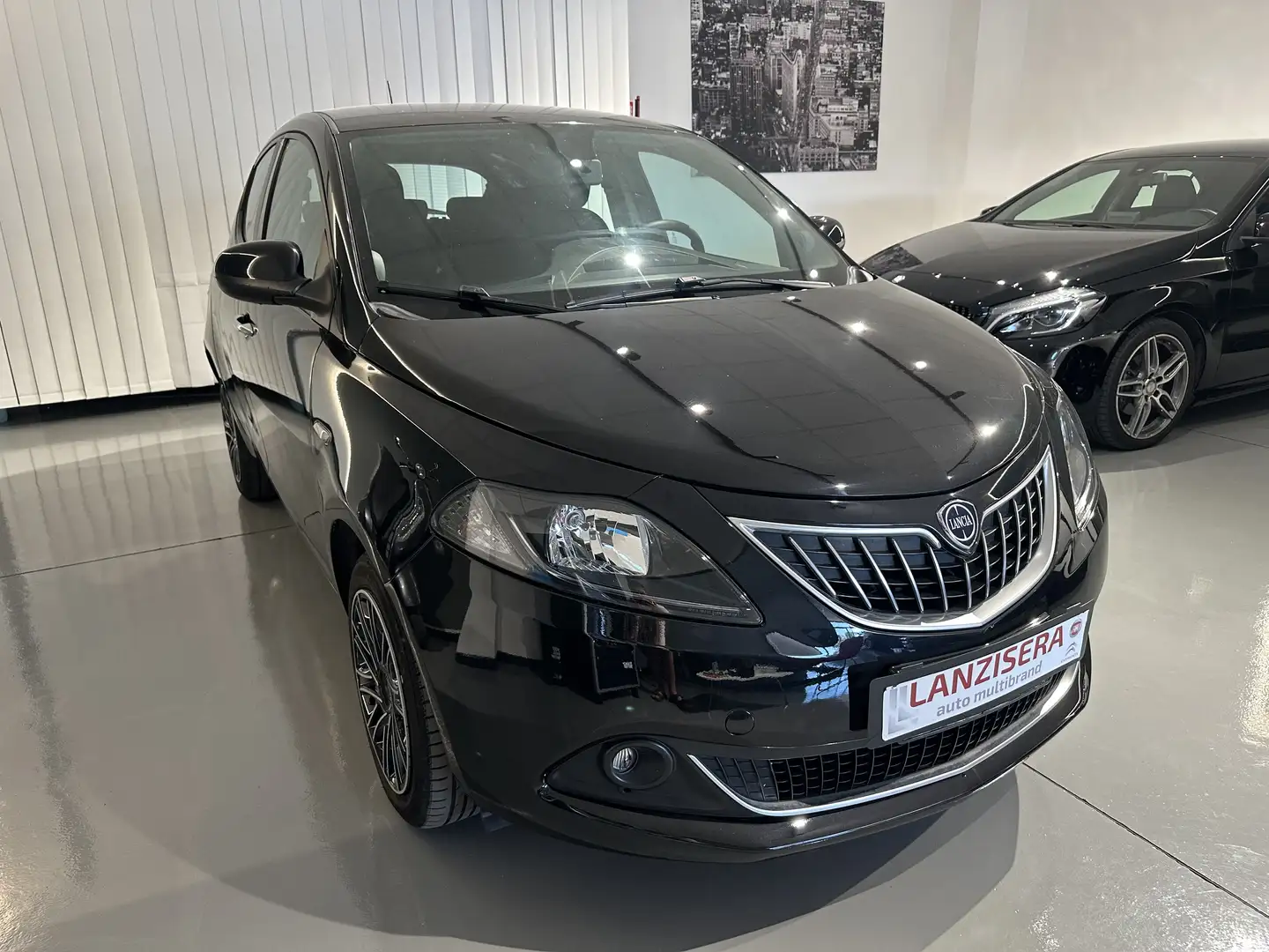 Lancia Ypsilon 1.0 firefly hybrid Gold s&s 70cv Nero - 1