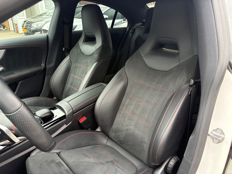 Mercedes-Benz CLA 180 Premium Plus 10 INCH WIDESCREEN — photo 4
