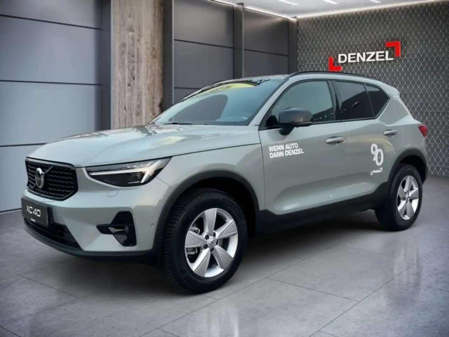 Volvo XC40 Plus, B3 Mild Hybrid, Benzin, Dark Grau - 1
