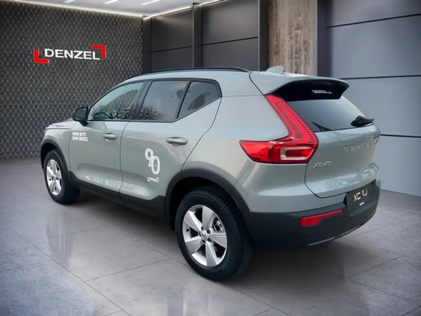 Volvo XC40 Plus, B3 Mild Hybrid, Benzin, Dark Grau - 2