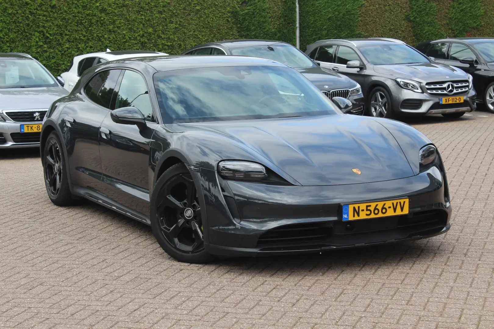 Porsche Taycan Cross Turismo 4 93 kWh / Panoramadak / 360Camera / Grijs - 1