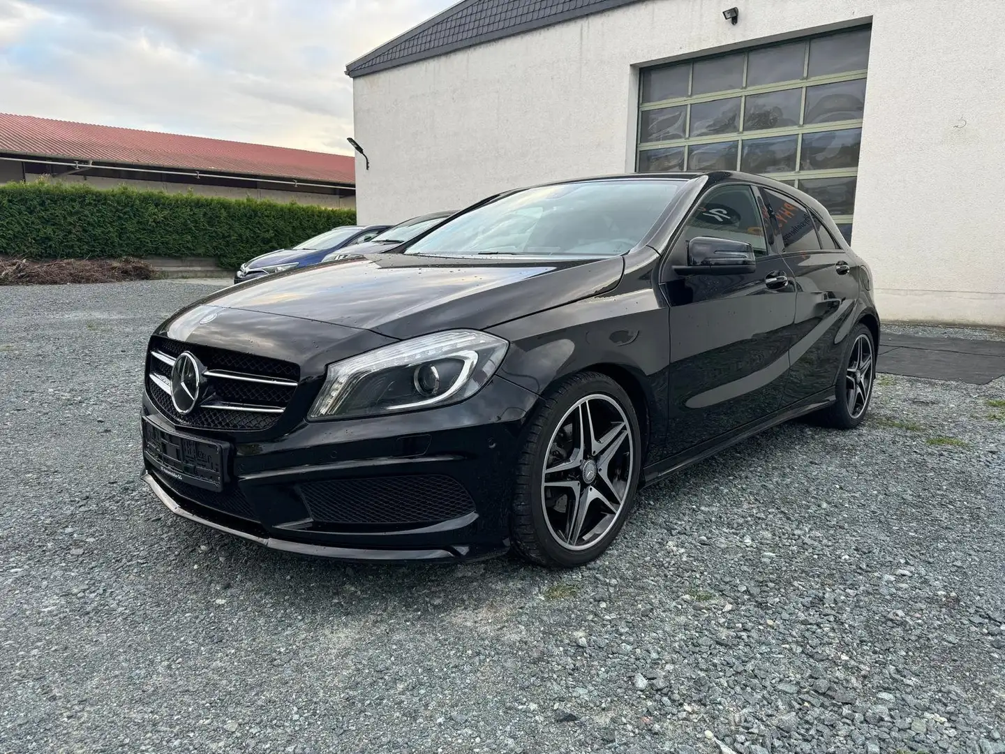 Mercedes-Benz A 180 A 180 AMG Line *1.Hand* Schwarz - 1
