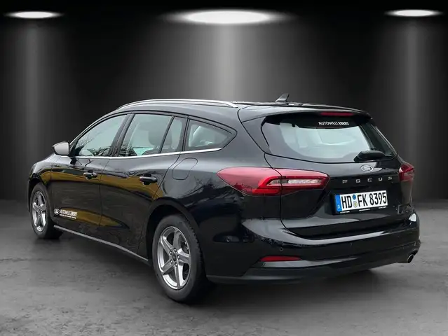 Ford Focus view 3