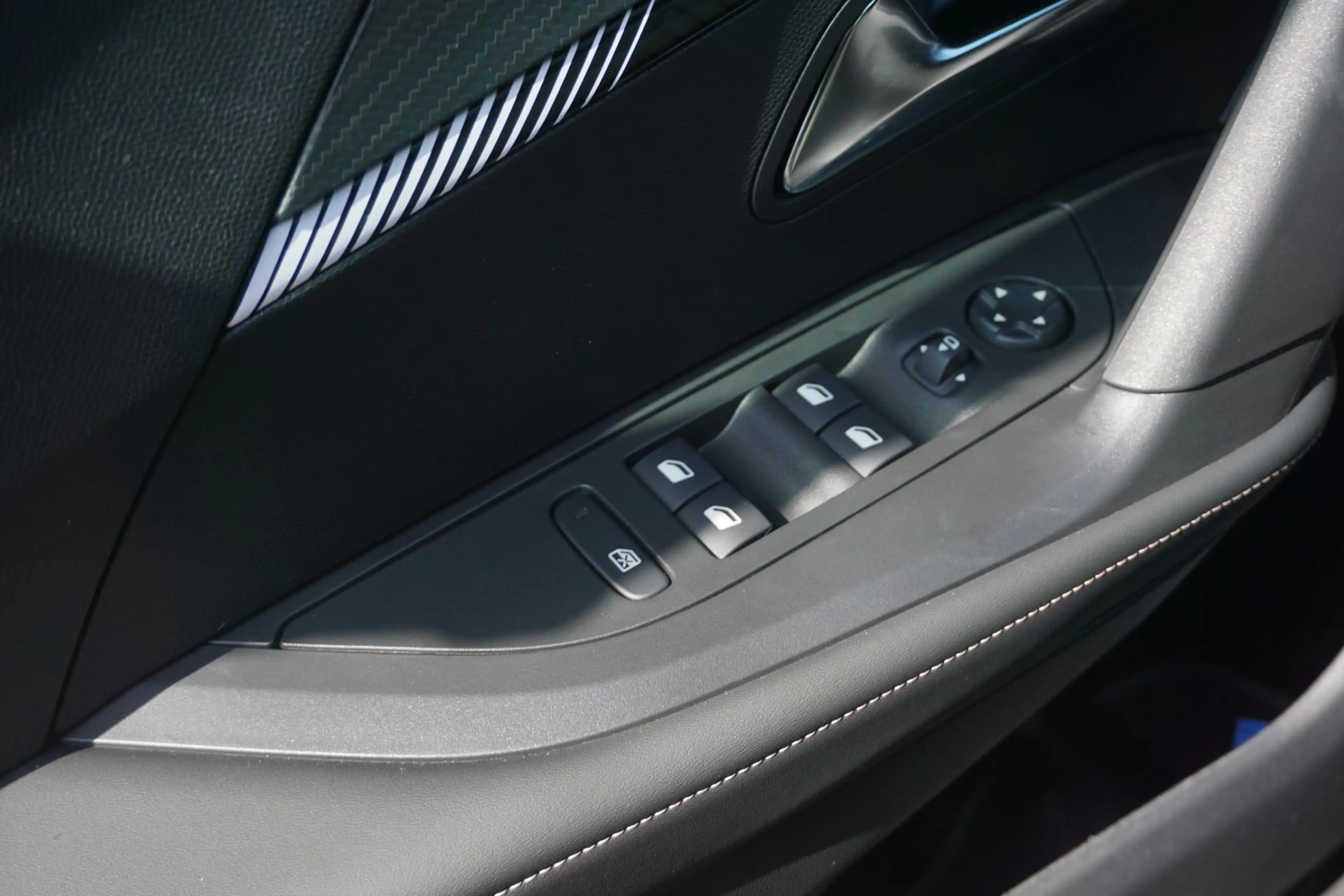 Peugeot 2008 1.2 PureTech 100 Allure 180° Camera | Navi — photo 14