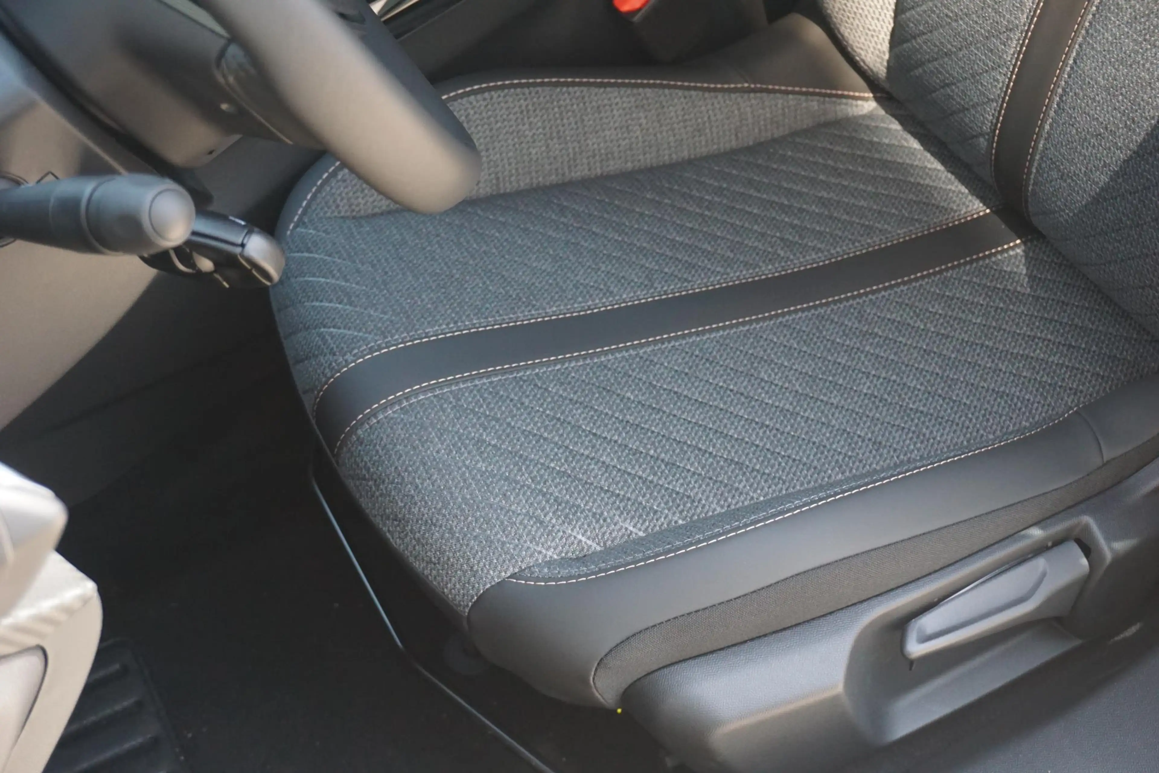 Peugeot 2008 1.2 PureTech 100 Allure 180° Camera | Navi — photo 12