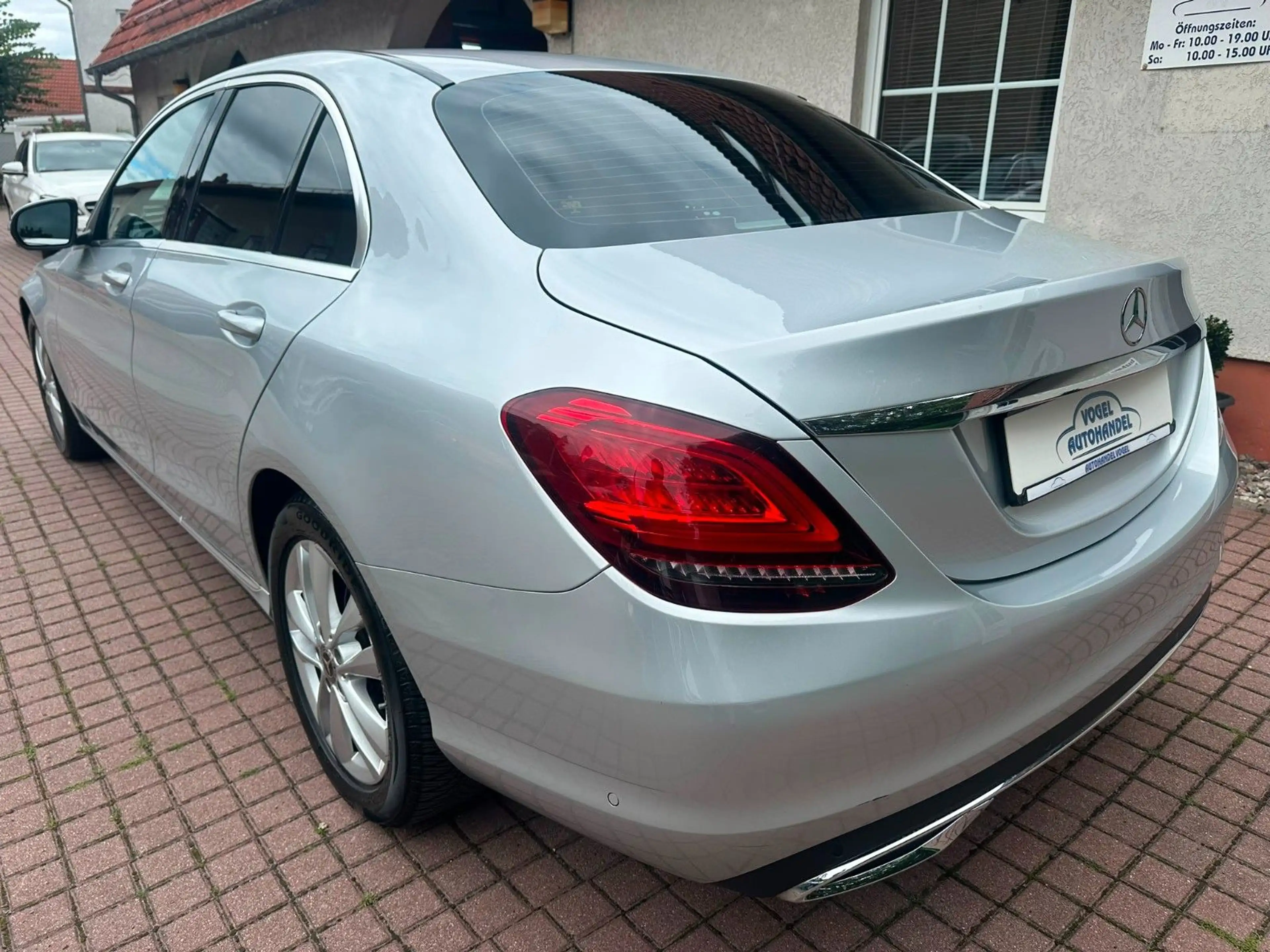 Mercedes-Benz C 180 CGI*LED*SITZHZG*CAM*TEMP*9 G-TRONIC* — photo 3
