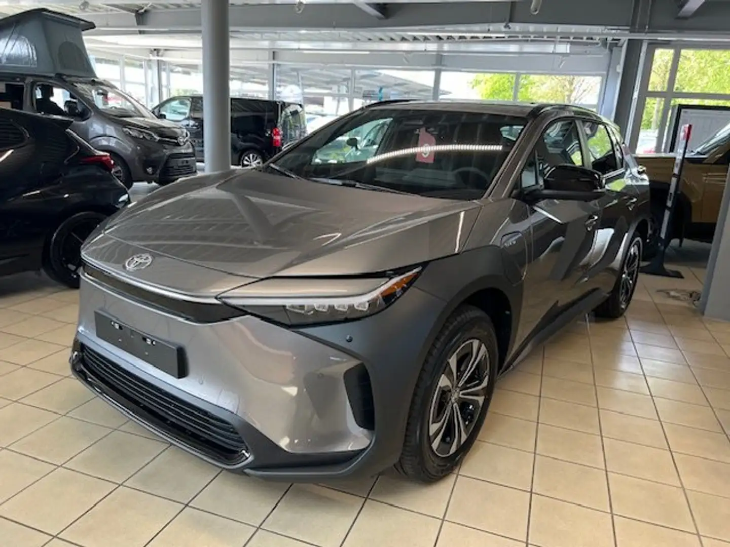 Toyota bZ4X Teamplayer Grau - 1