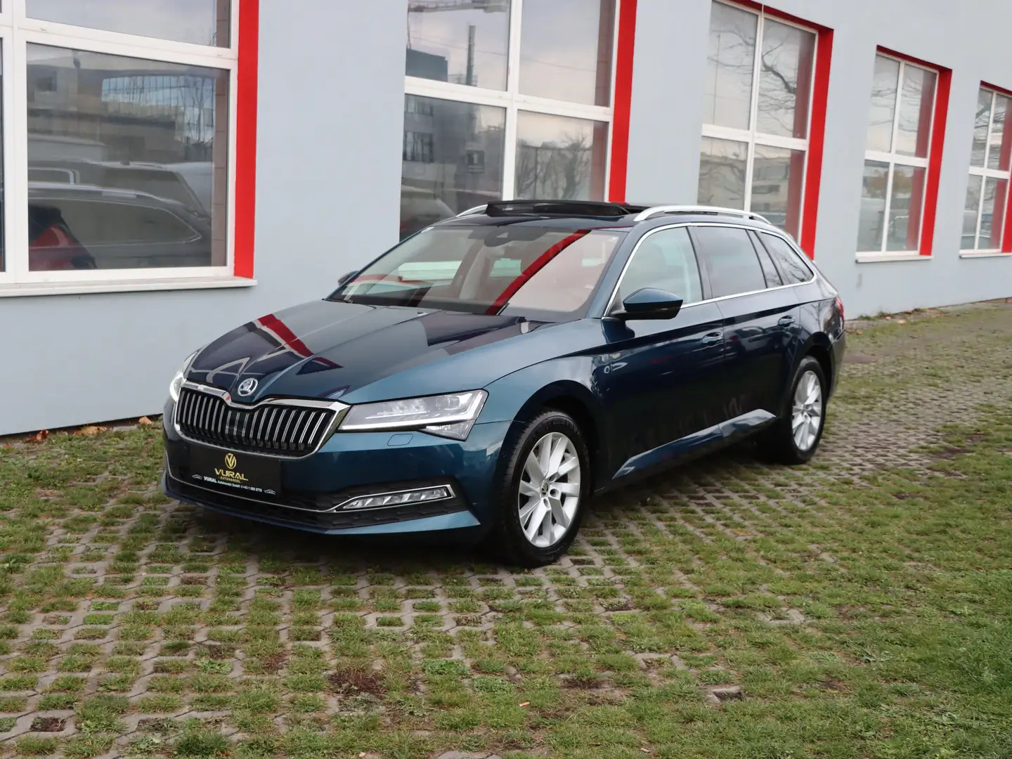 Skoda Superb 2.0TDI DSG Style COMBI | PANORAMA | LEDER | ACC | Blau - 2