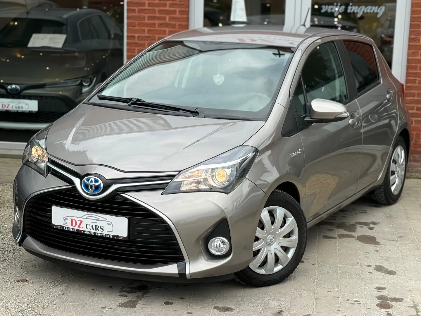 Toyota Yaris HYBRID 1.5I 73PK |✅NAVI | CAMERA |KEY LESS START Gris - 2