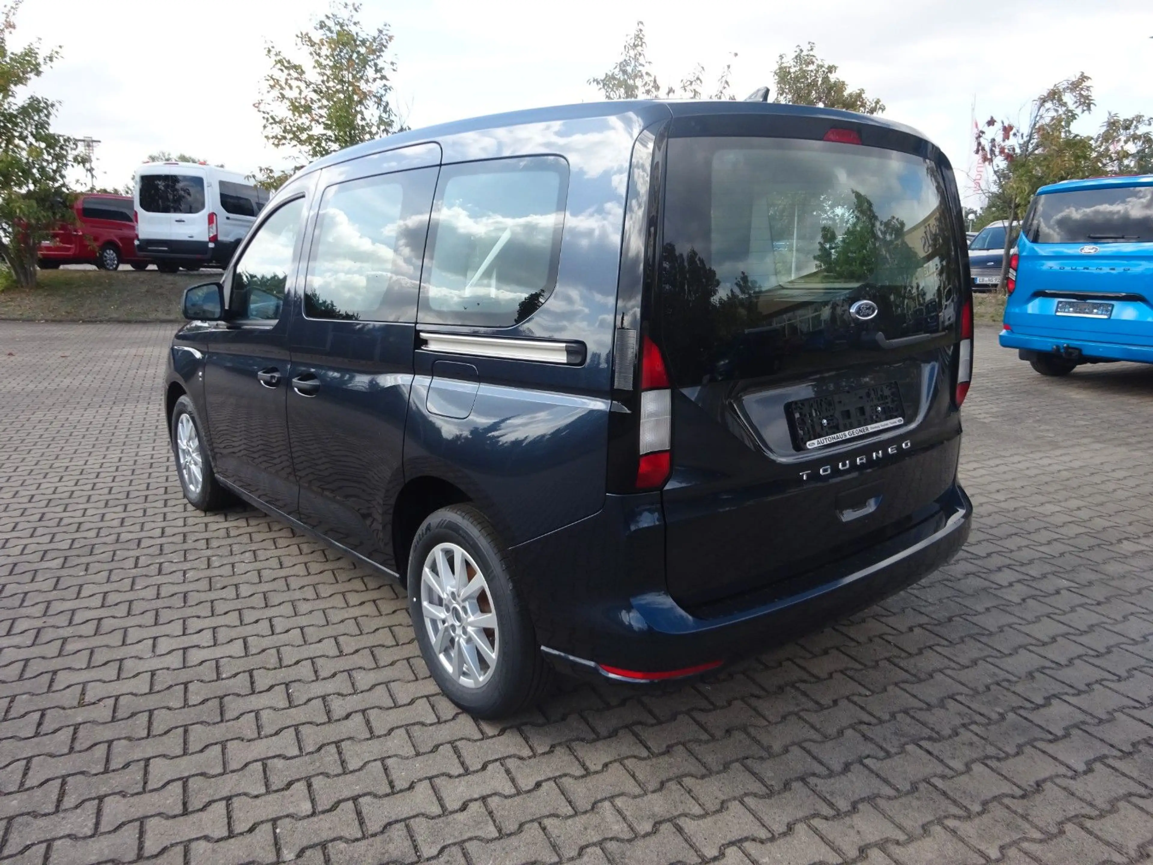 Ford Tourneo Connect L1 Trend SHZ LMF GRA Navi PDC — photo 4