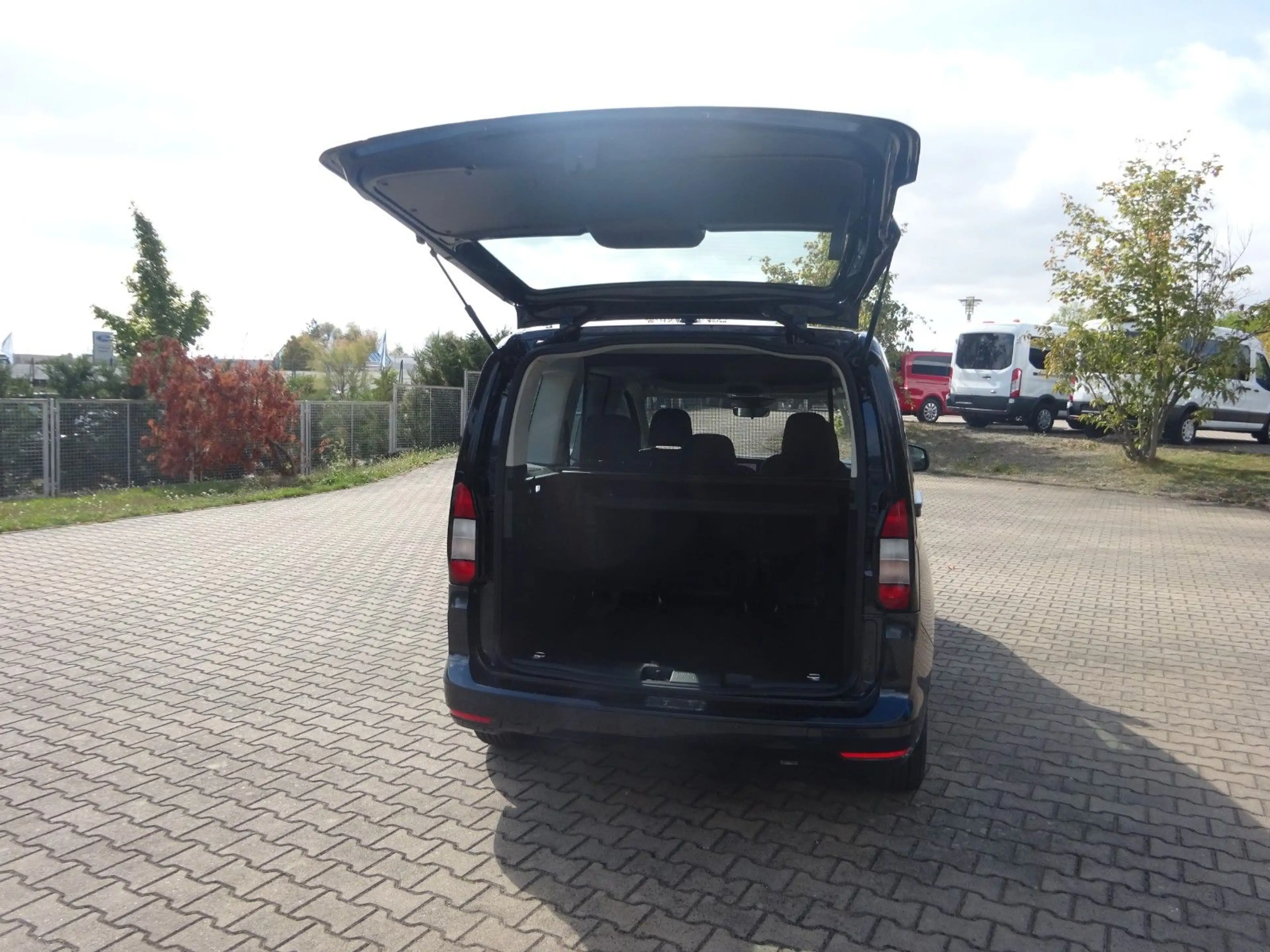 Ford Tourneo Connect L1 Trend SHZ LMF GRA Navi PDC — photo 11