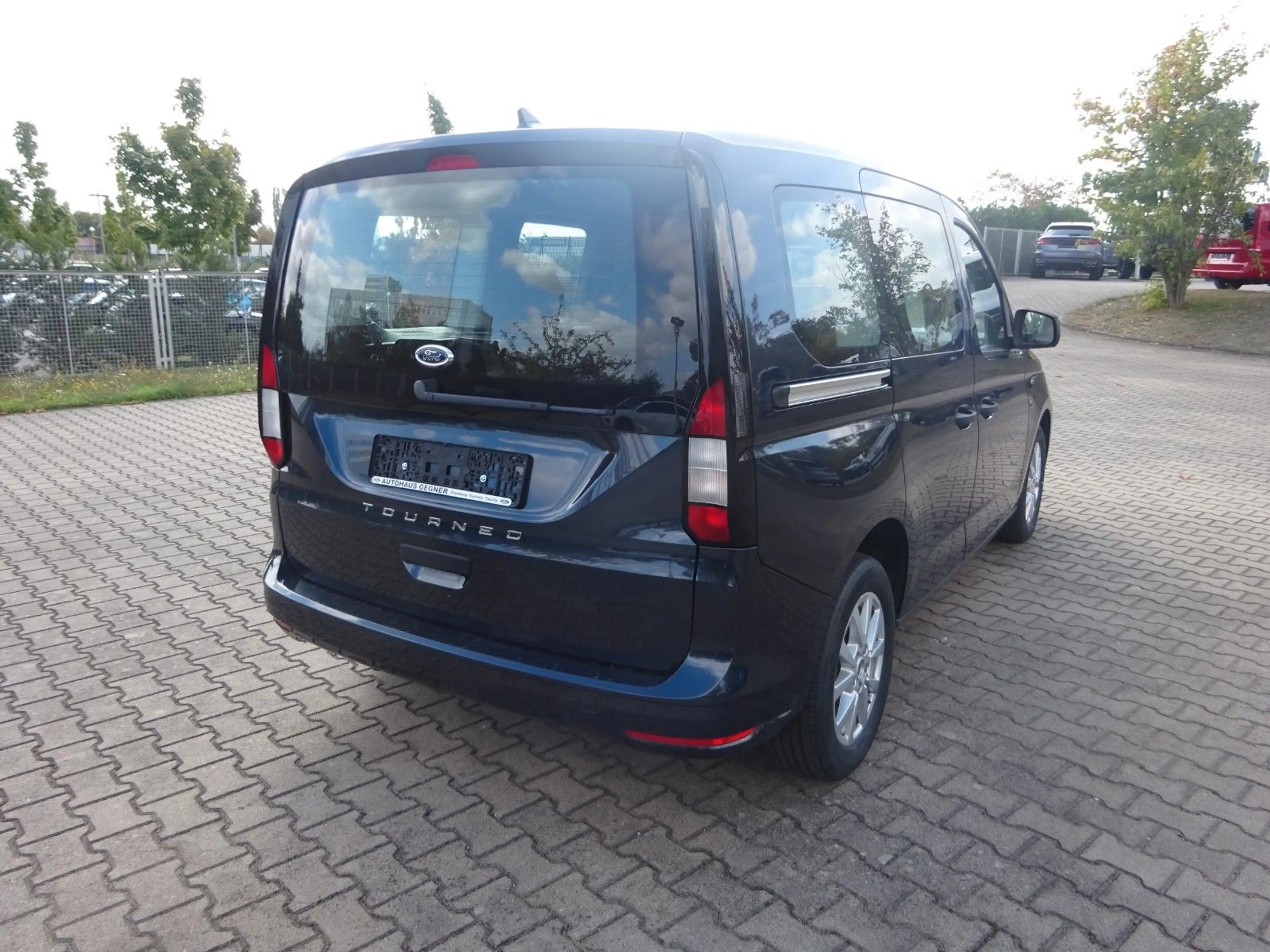 Ford Tourneo Connect L1 Trend SHZ LMF GRA Navi PDC — photo 5