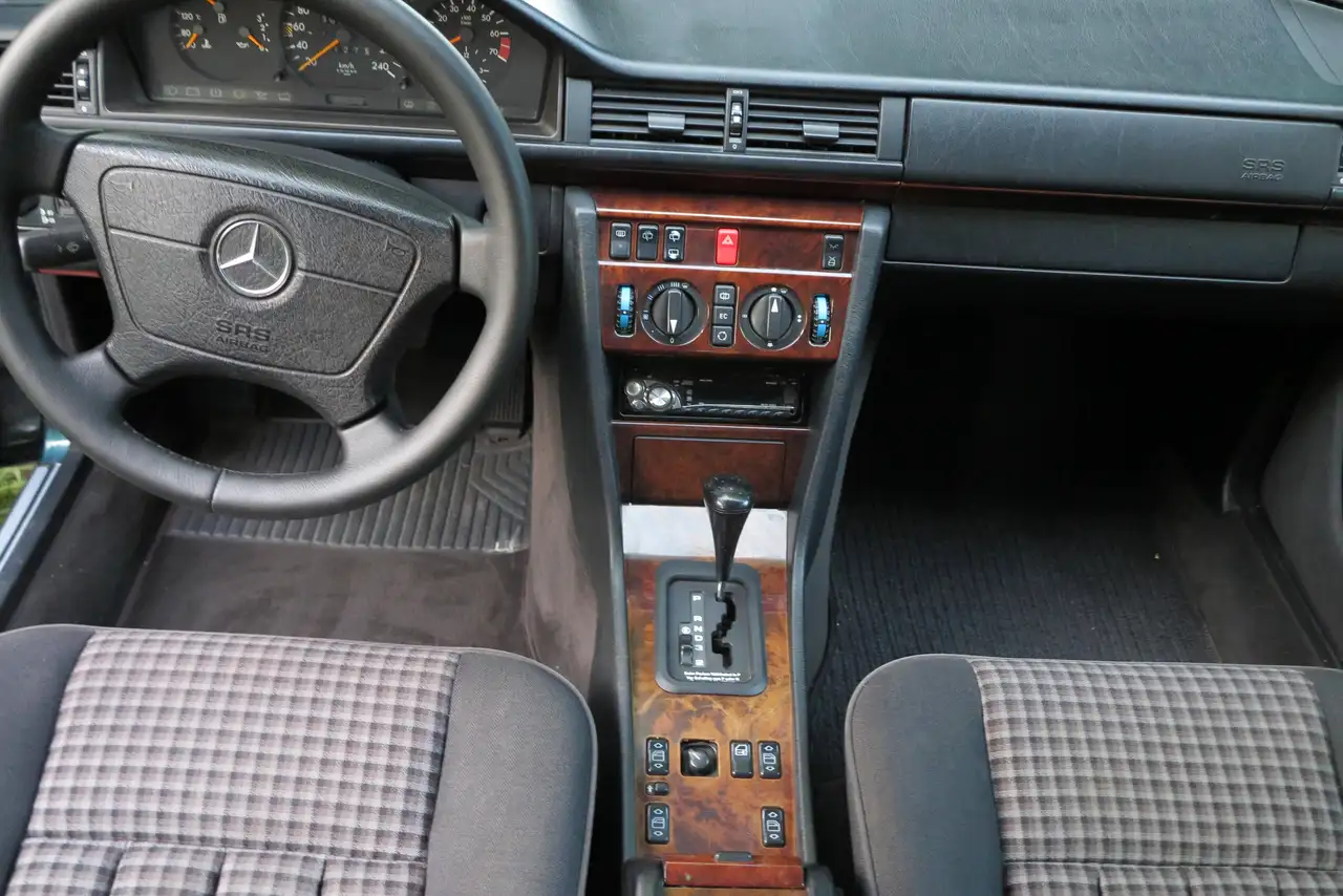 Mercedes-Benz E 220 T, foto 1