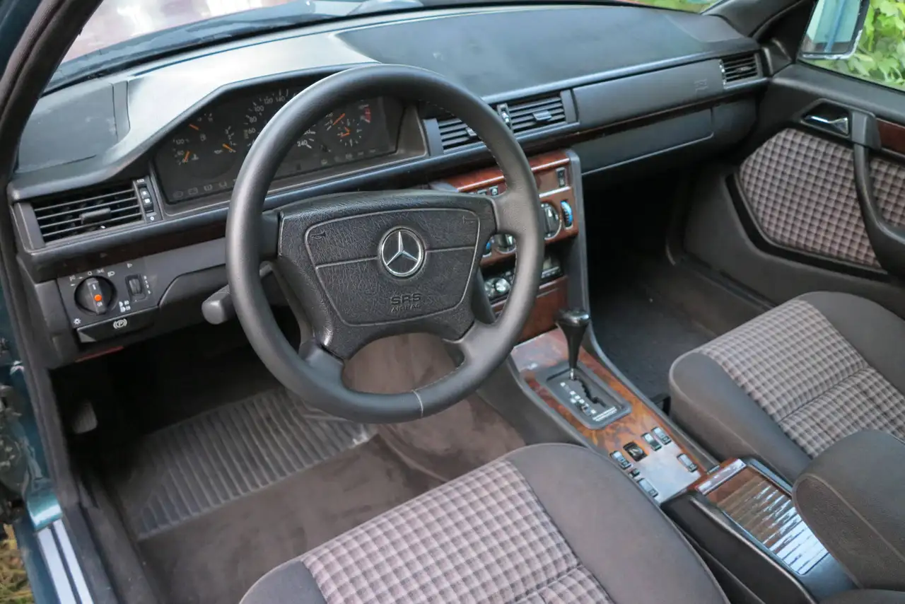 Mercedes-Benz E 220 T, foto 3
