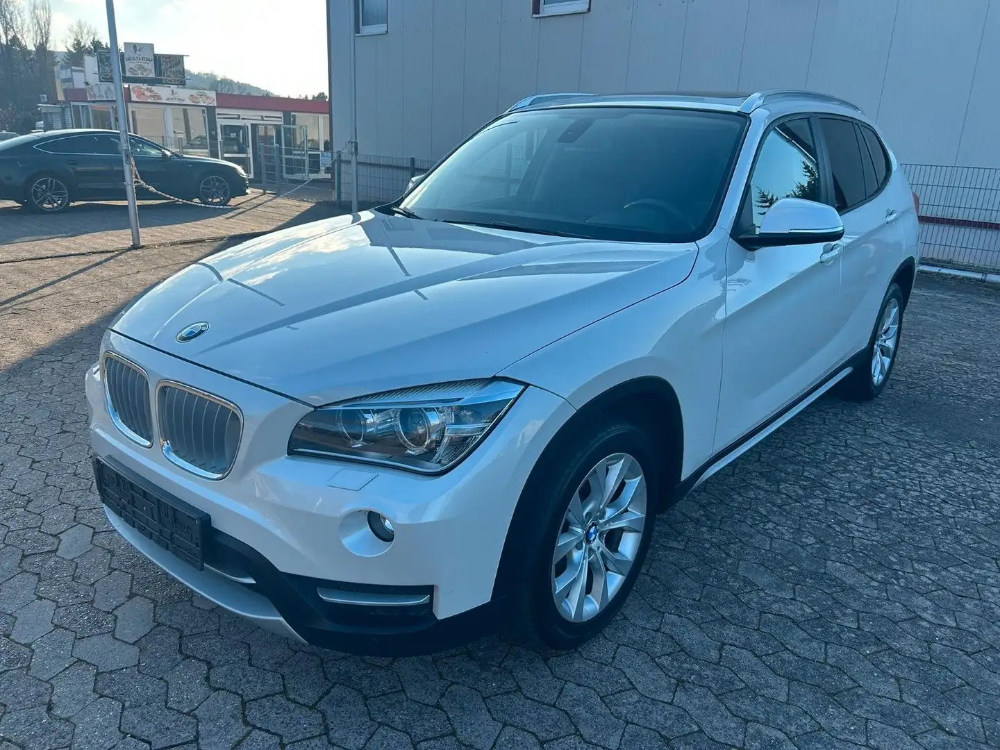 BMW X1 20d xDrive NAVI+PDC+XEN+PANO+LEDER+SCHECKHEFT Weiß - 1