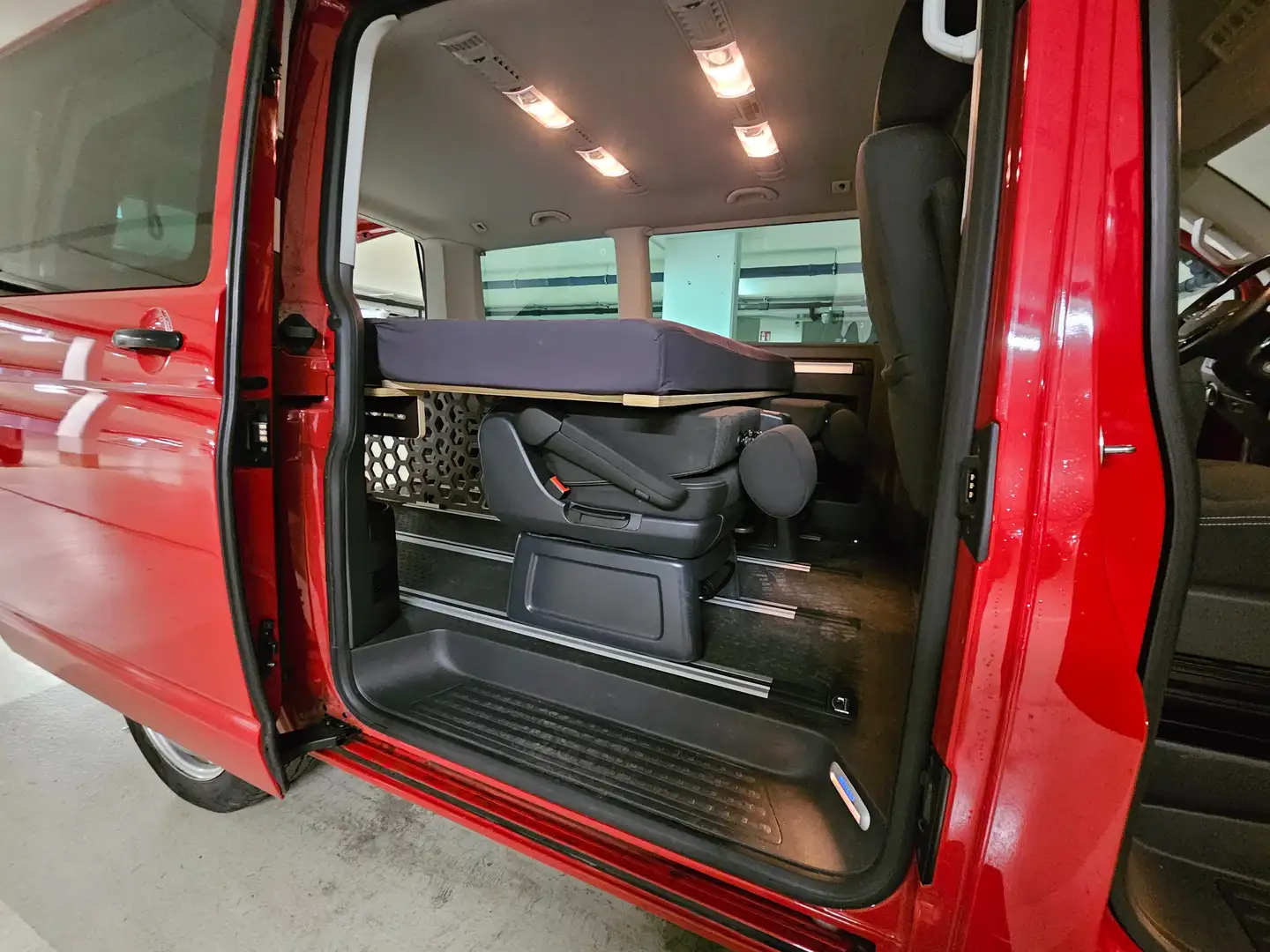 Volkswagen T6 Multivan VW Multivan 4Motion Austria Edition 150 PS - ACC, Sitzheizung + ausziehbares Bett (1,6x2m) Rot - 2