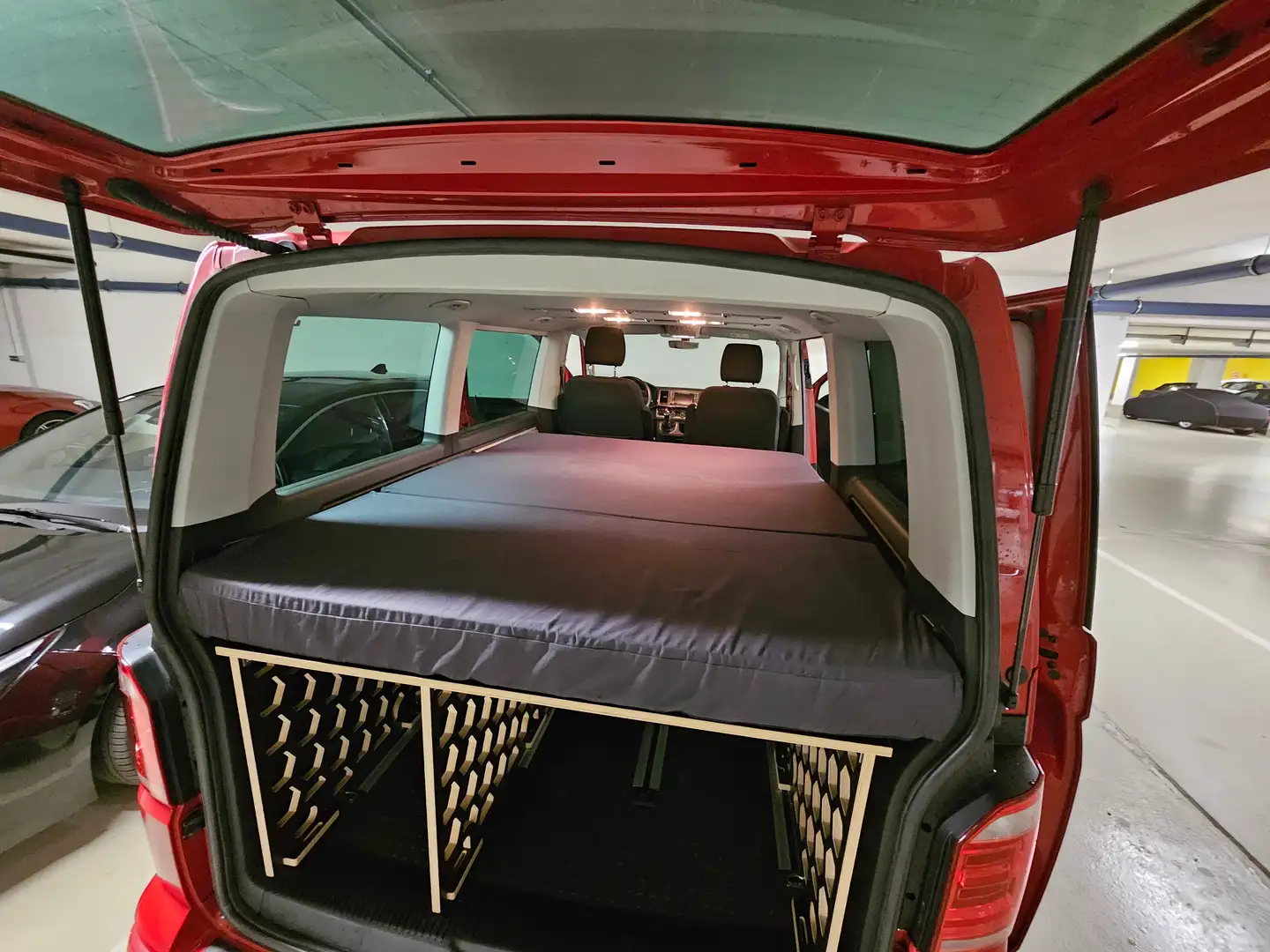 Volkswagen T6 Multivan VW Multivan 4Motion Austria Edition 150 PS - ACC, Sitzheizung + ausziehbares Bett (1,6x2m) Rot - 1