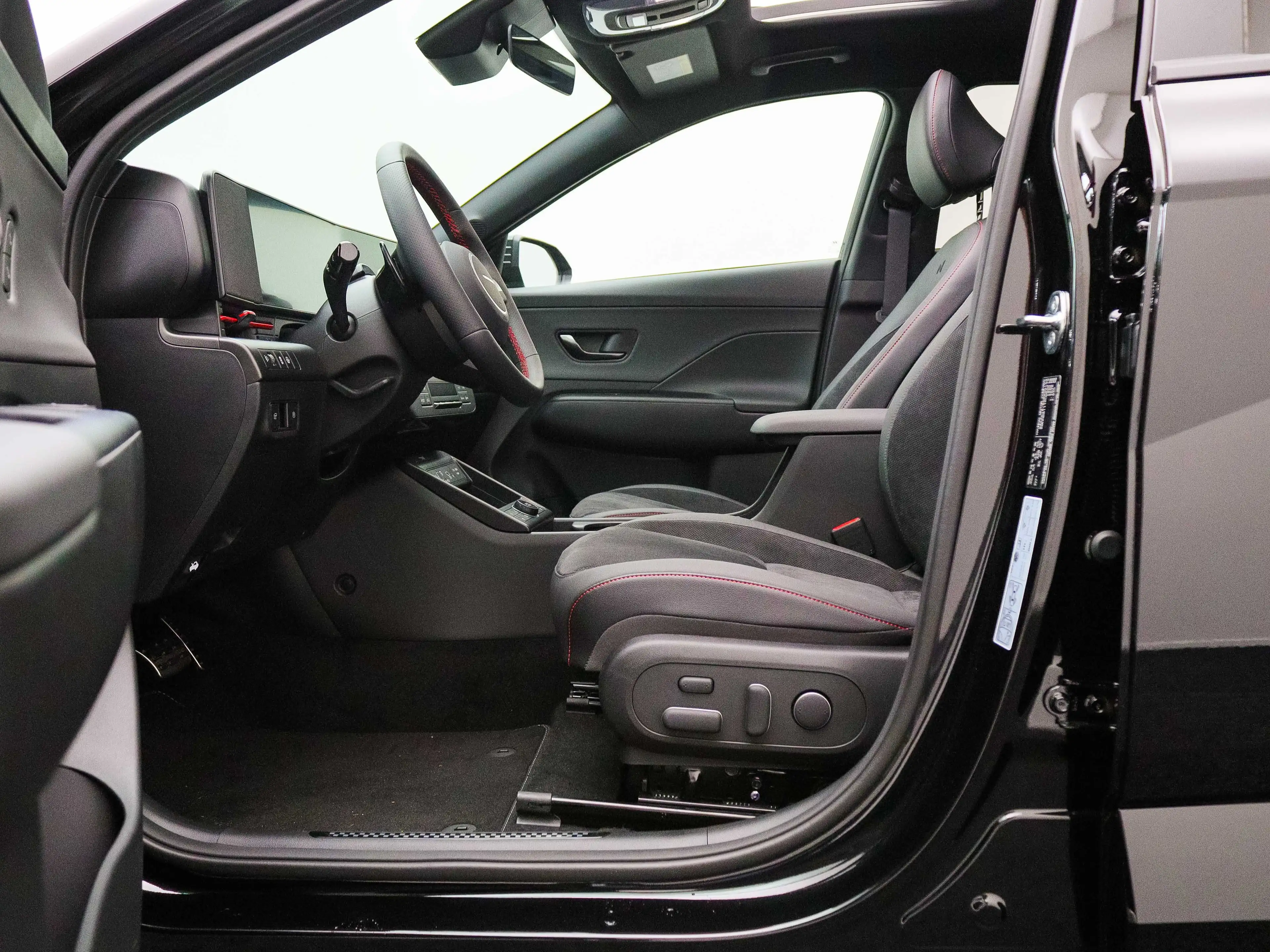 Hyundai KONA 1.6 GDI HEV N Line (Abyss Black Pearl) — photo 12