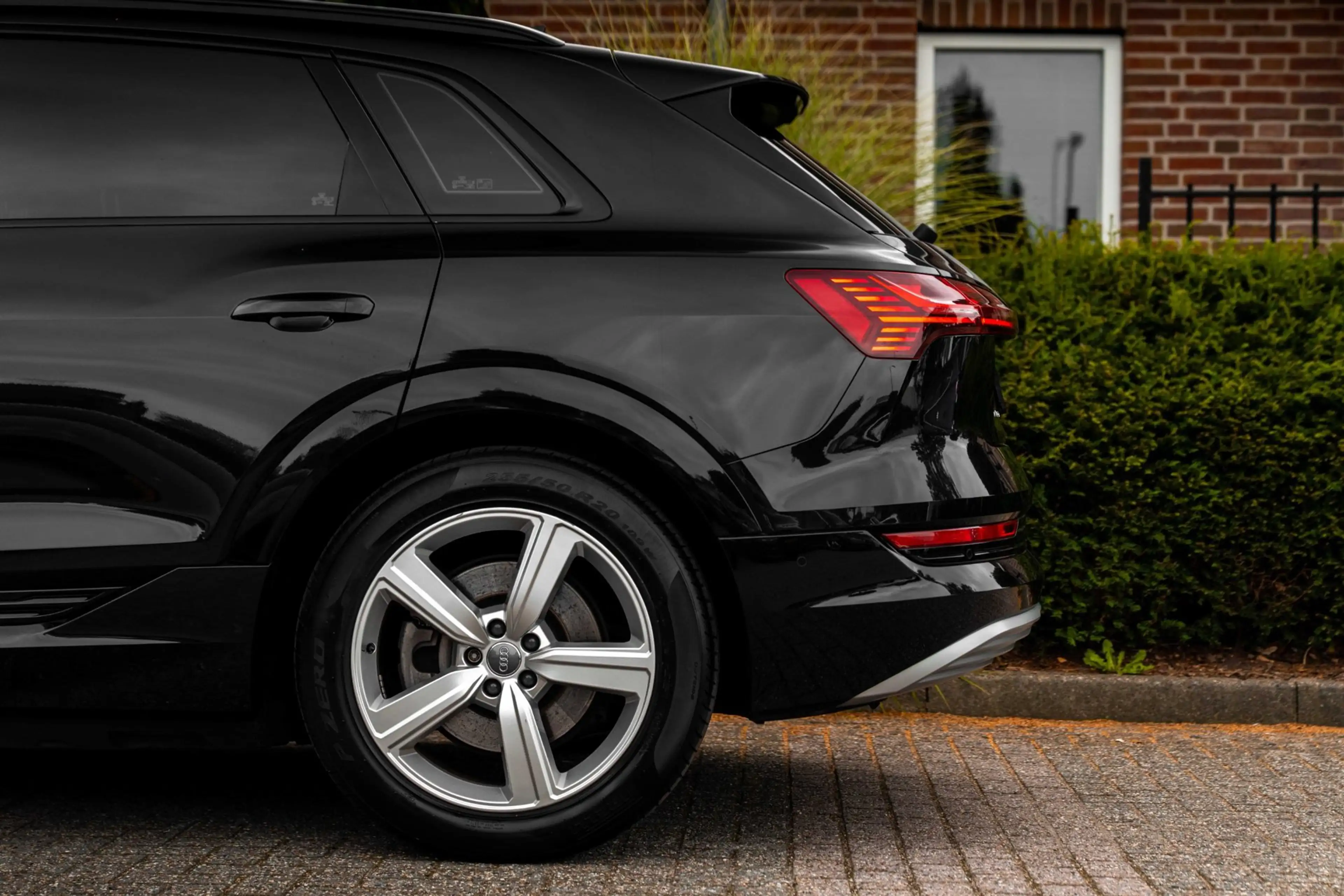 Audi e-tron E-tron 50 Quattro Launch Edition Plus 71 kWh Pano — photo 40