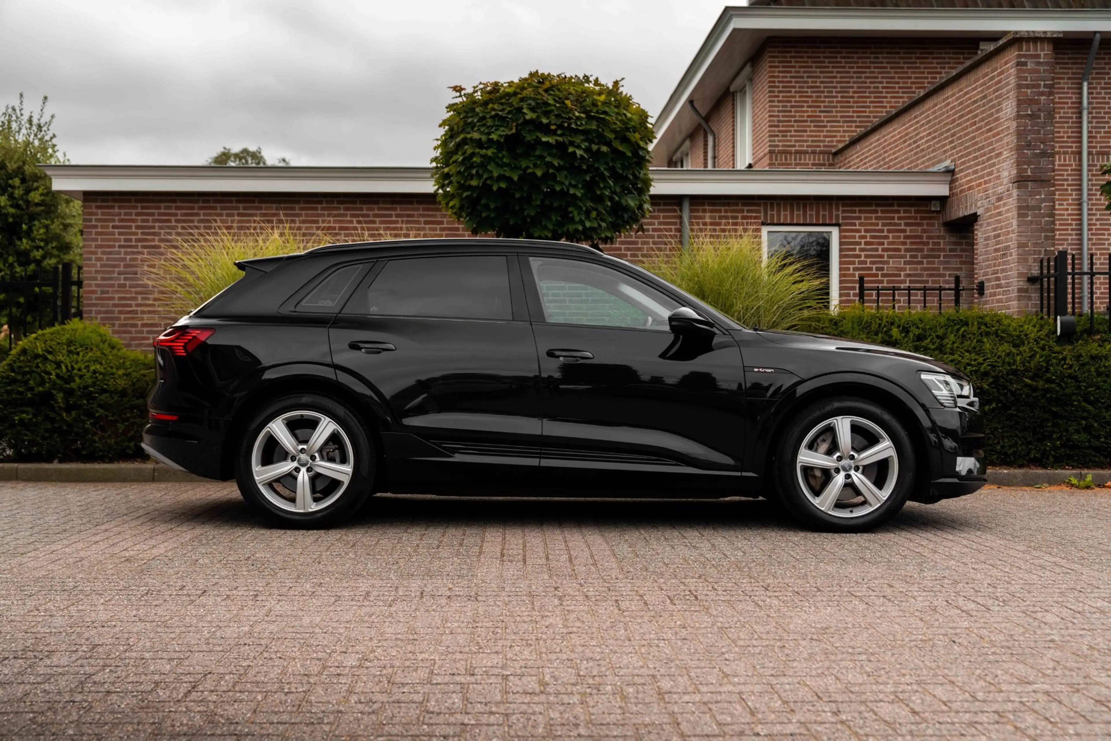 Audi e-tron E-tron 50 Quattro Launch Edition Plus 71 kWh Pano — photo 4