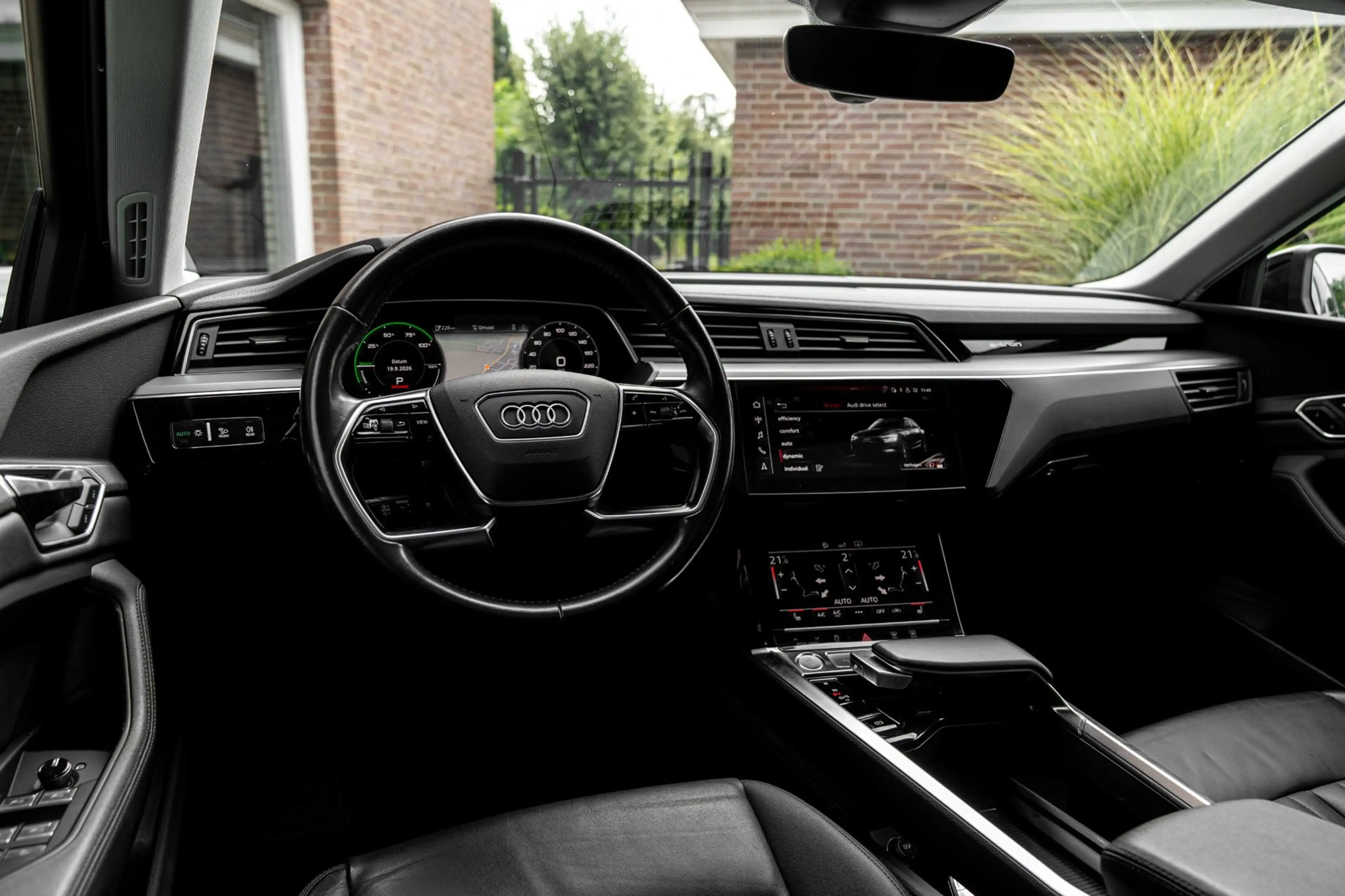 Audi e-tron E-tron 50 Quattro Launch Edition Plus 71 kWh Pano — photo 11