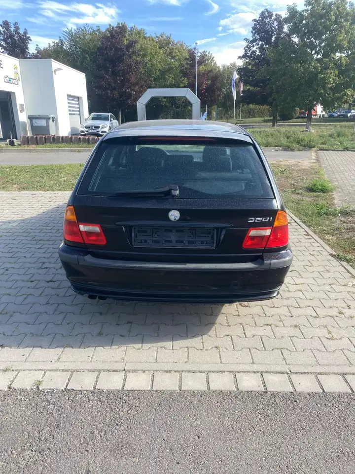BMW 320i touring, foto 2