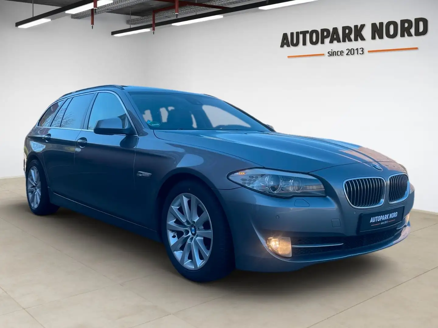 BMW 525 d Touring Aut./AHK/PANO/HUD/LEDER/SHZ/TEMP Grau - 2