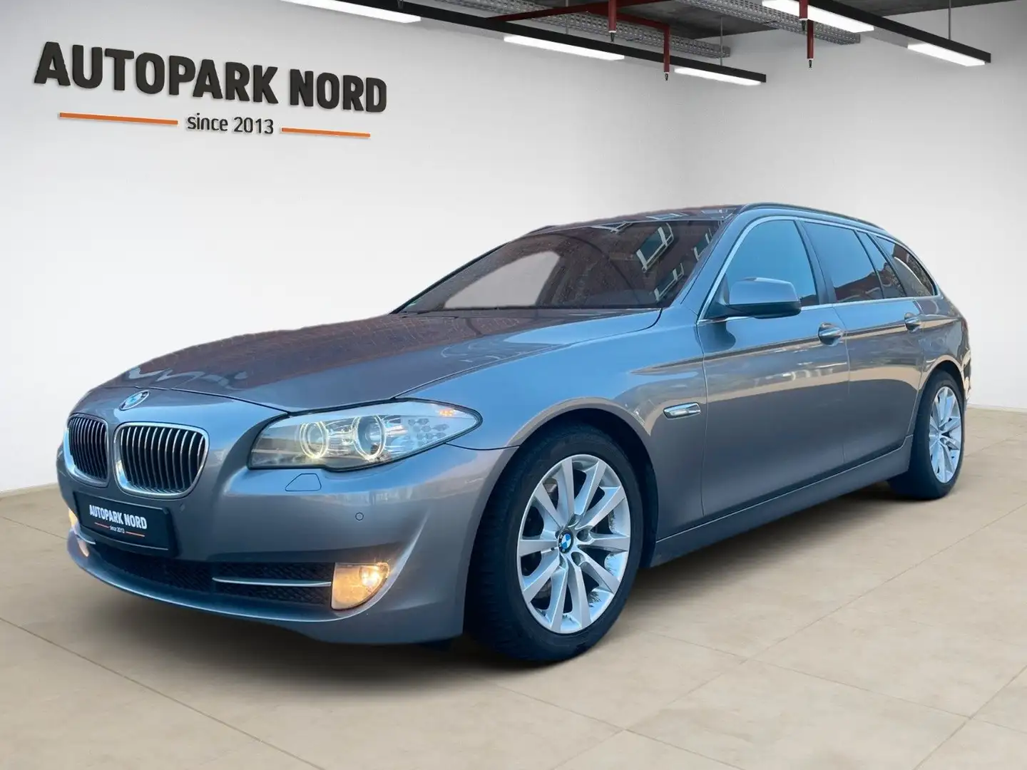 BMW 525 d Touring Aut./AHK/PANO/HUD/LEDER/SHZ/TEMP Grau - 1