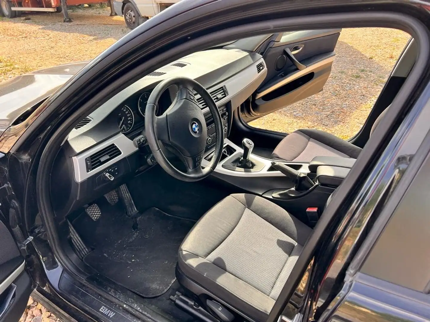 BMW 318 318d+Touring+2.0+Futura+143cv+FL Nero - 2