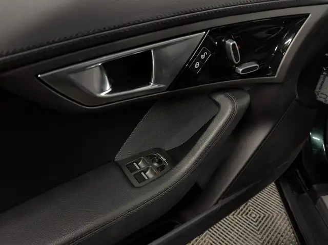Jaguar F-Type view 8