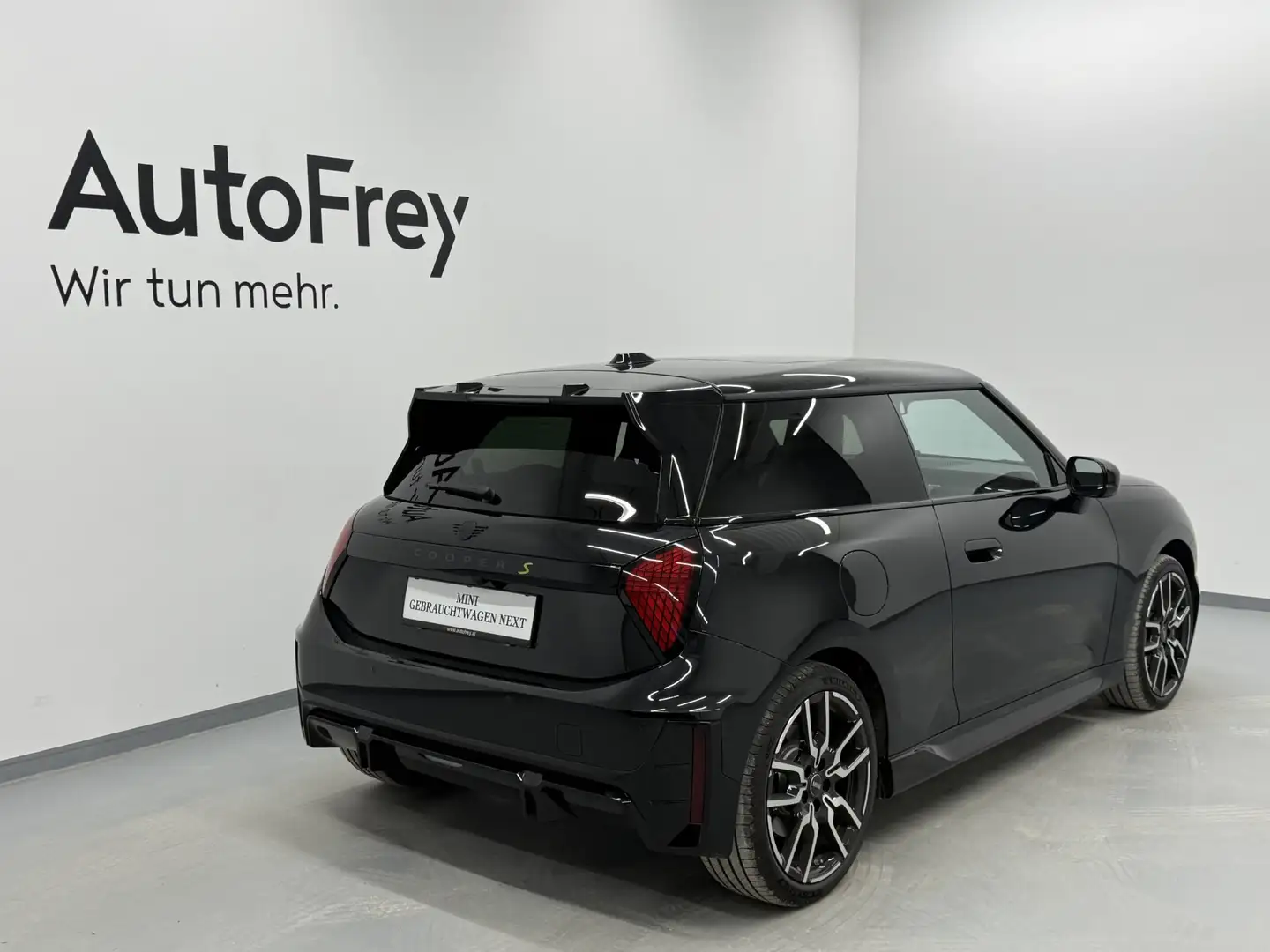 MINI Cooper SE Schwarz - 2