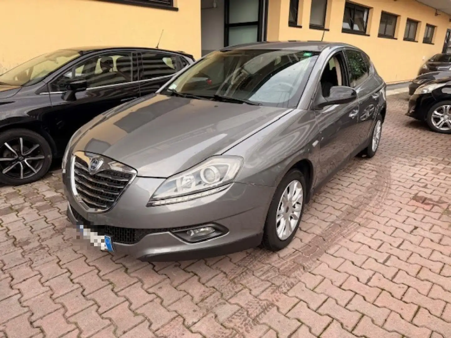 Lancia Delta 1.6 MJT DPF 105 CV Gold Grau - 1
