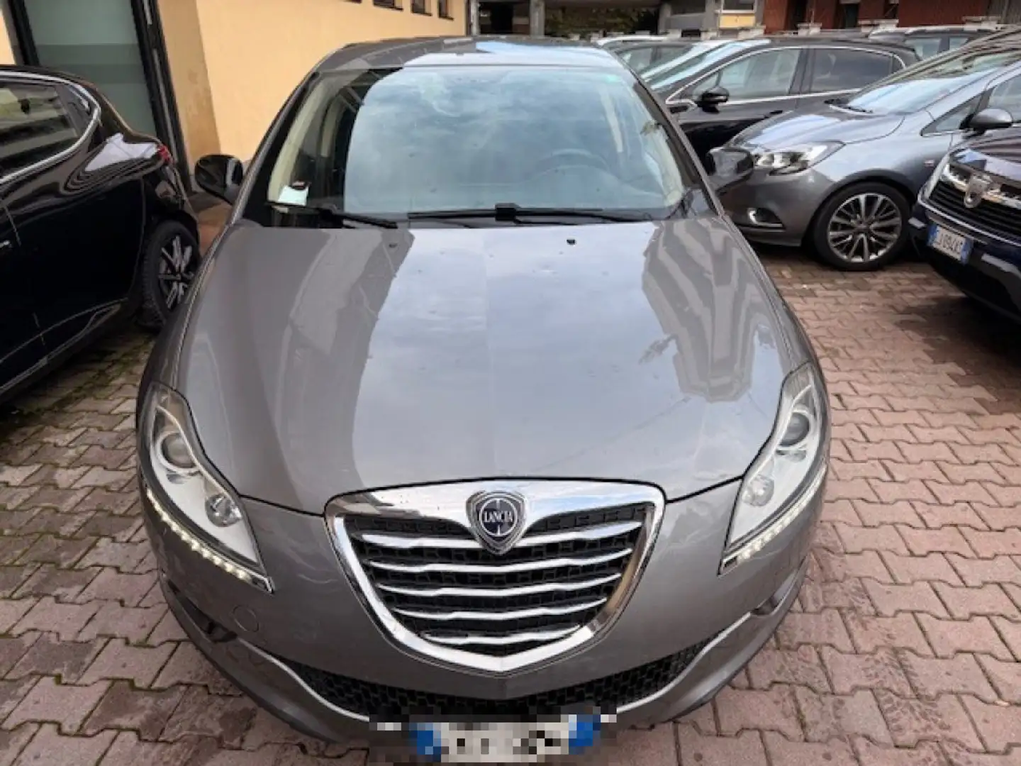 Lancia Delta 1.6 MJT DPF 105 CV Gold Grau - 2