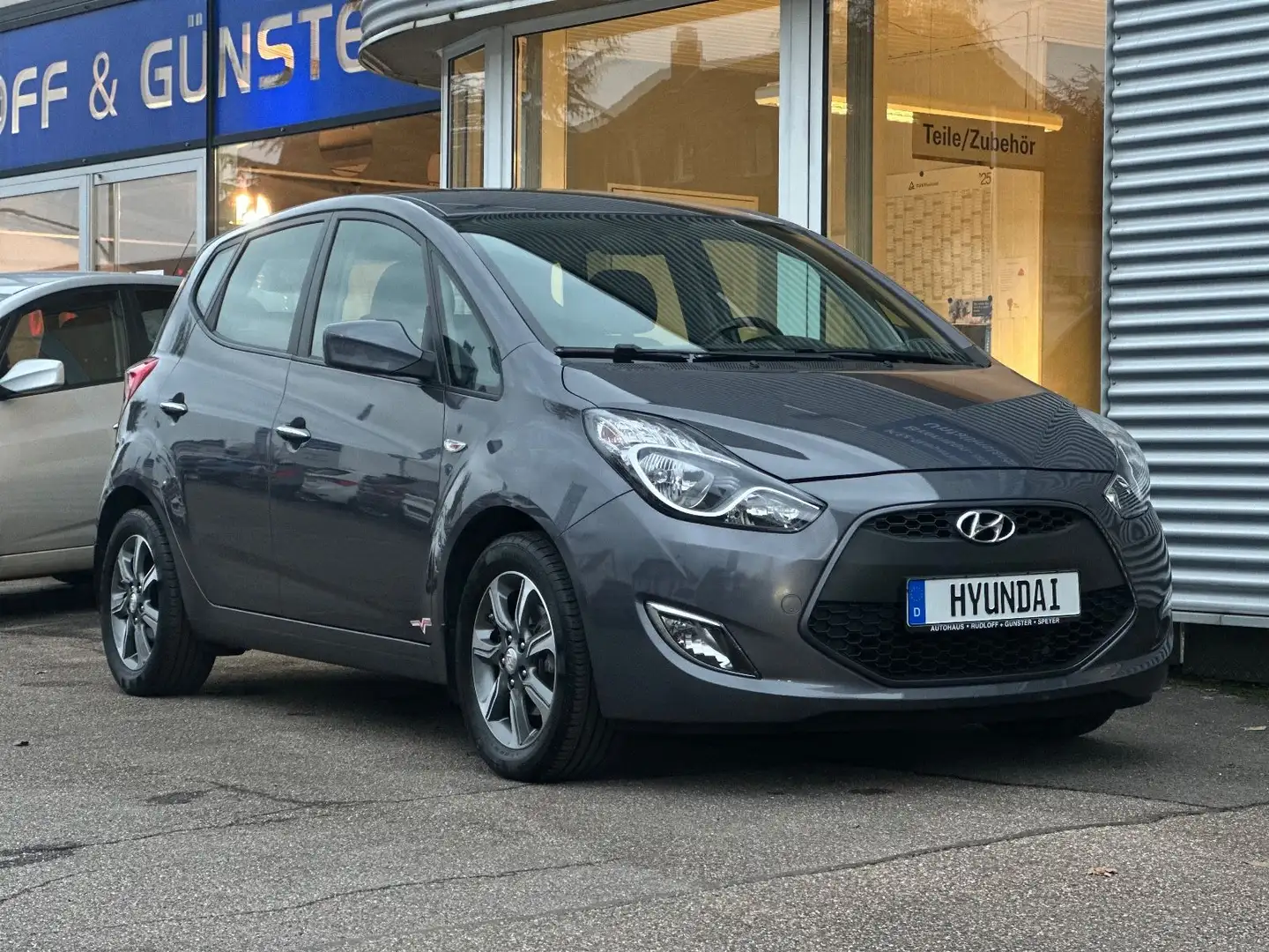 Hyundai iX20 1.6 AT NAVI/CAM/CLIMA./PDC/SHZ/LHZ/GARANTIE Grau - 2