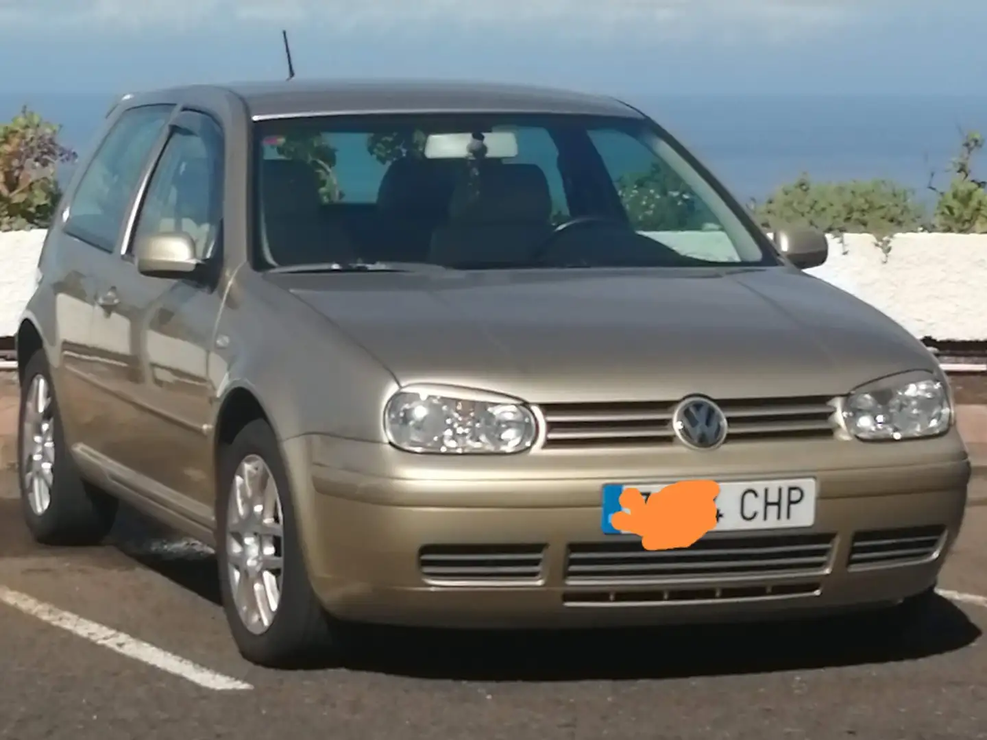 Volkswagen Golf 1.6 edition, 3 puertas Oro - 1