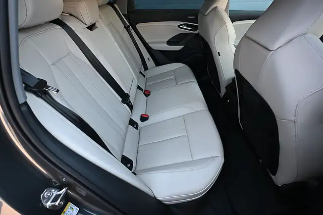 Audi Q6 e-tron quattro, Luftfederung, Head Up, Sitzlüftung, AH... Ansicht 17