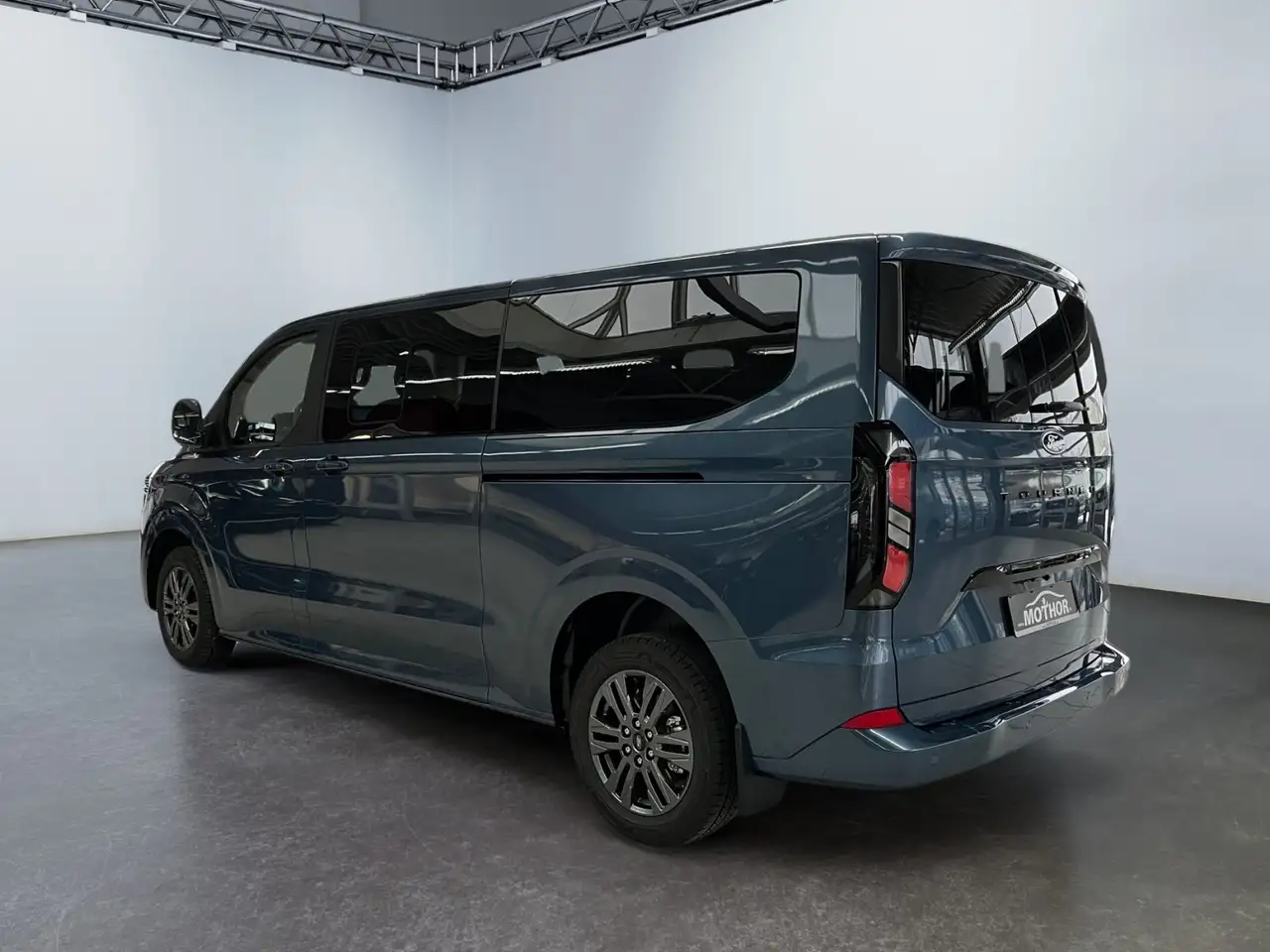 Ford Tourneo Custom Titanium 2.0 EcoBlue 320 L2 2xAGM 4