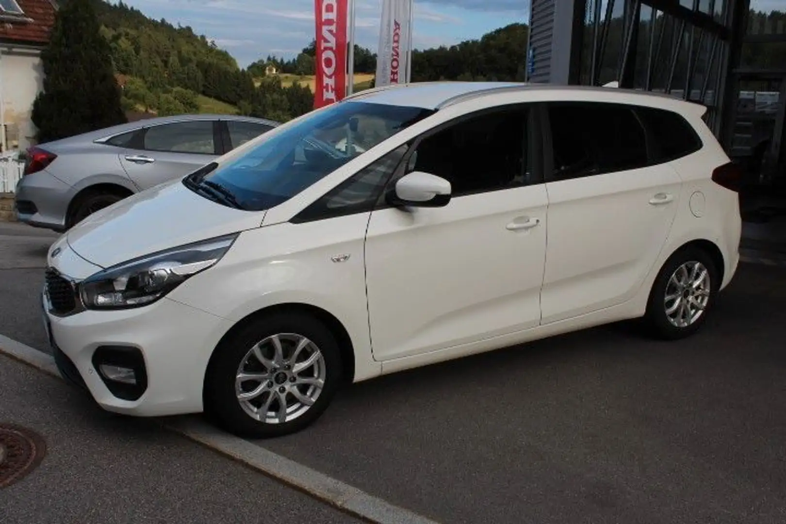 Kia Carens 1.7 CRDi Dream Team Edition Wit - 1