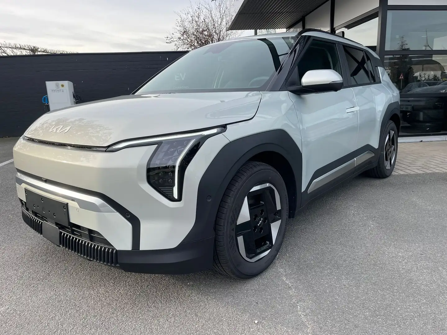 Kia EV3 BUSINESS PLUS 81 kWh - DRIVEWISE PACK - STOCKWAGEN Gris - 1