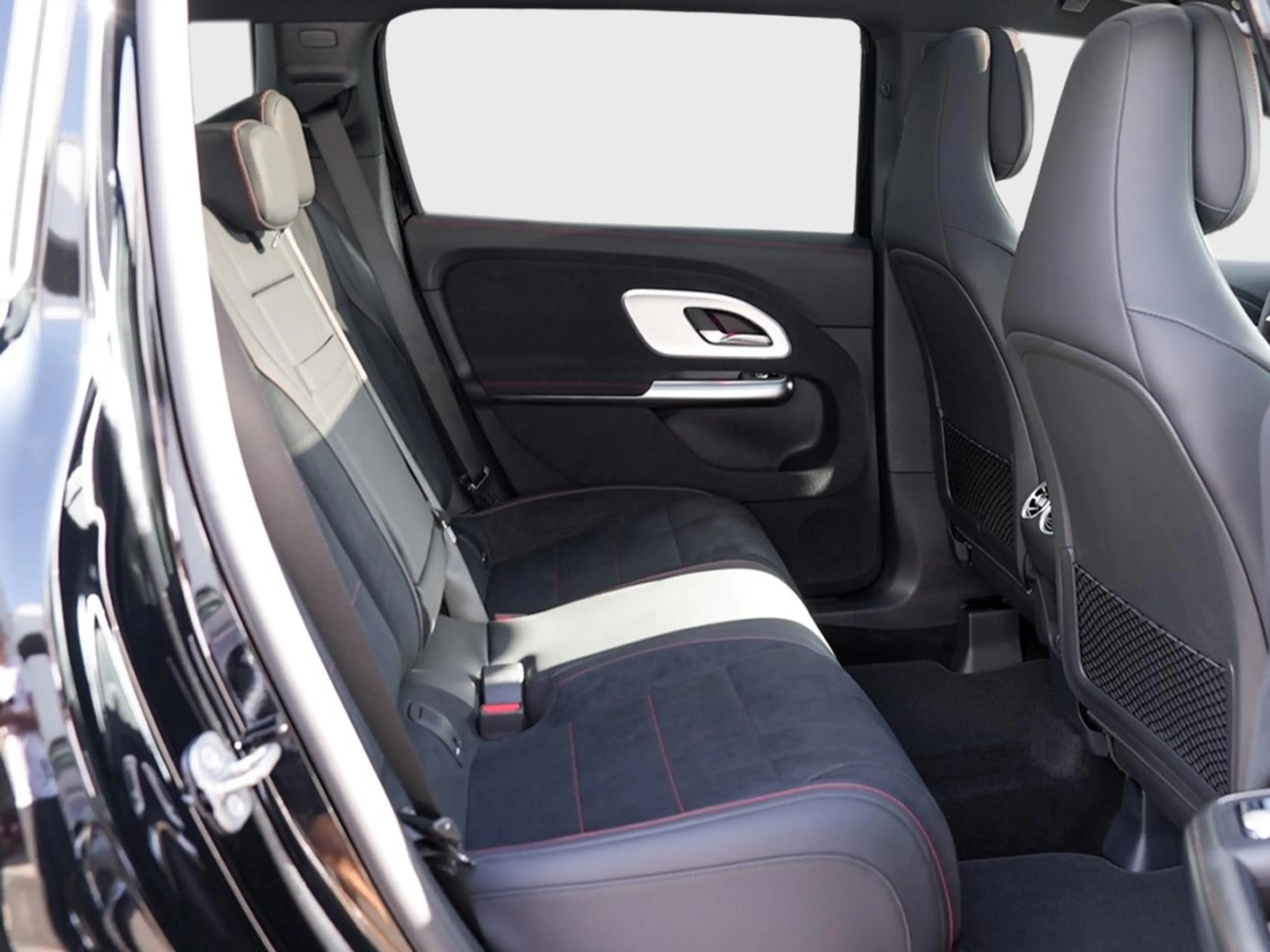 Mercedes-Benz GLB 200 AMG Distronic Panorama AHK Kamera Navi — photo 11