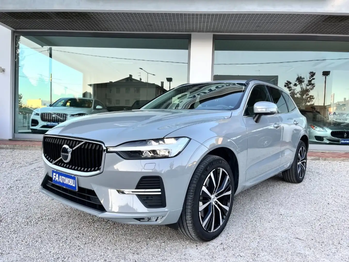 Volvo XC60 B4 (d) automatico Core Grigio - 2