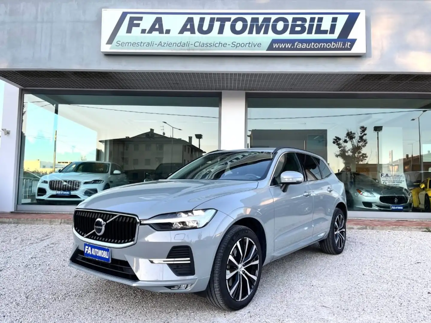 Volvo XC60 B4 (d) automatico Core Grigio - 1